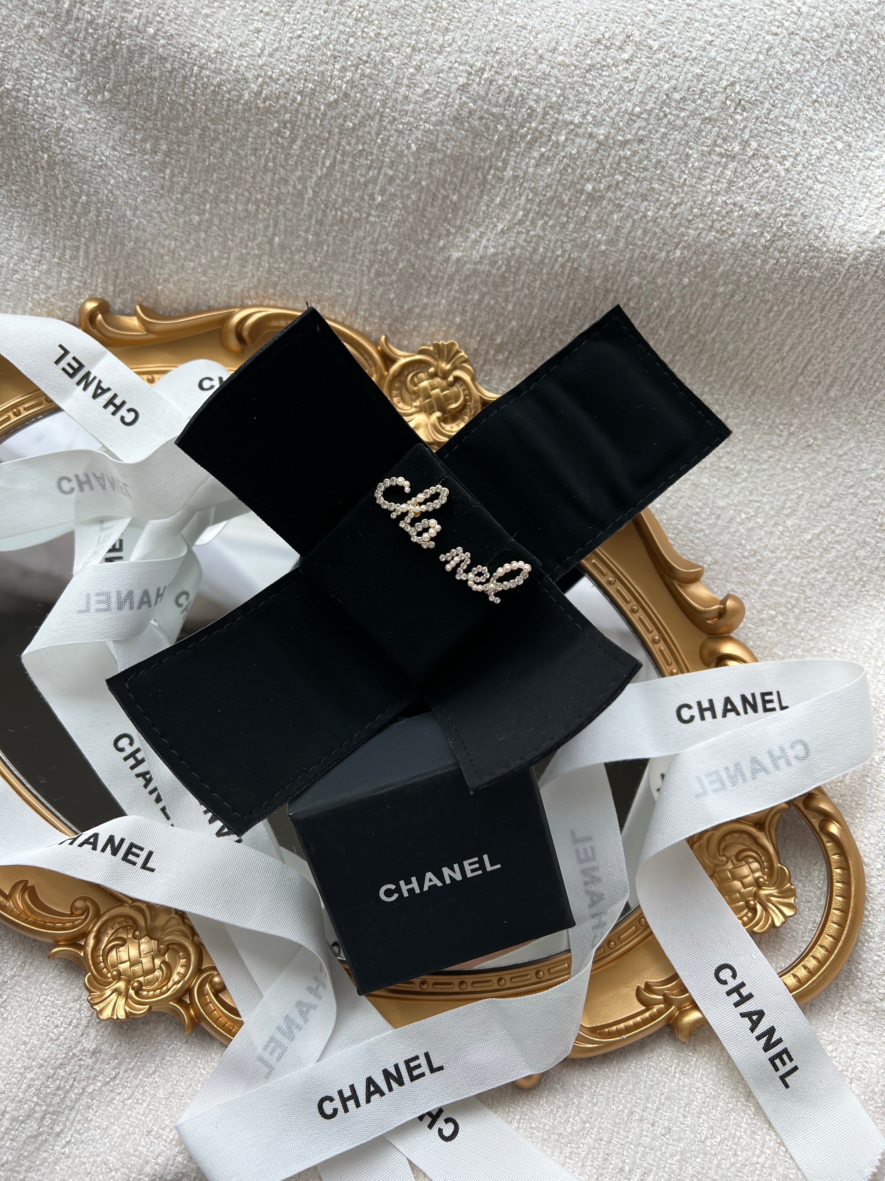 TOP CHANEL Letters Earrings Stud