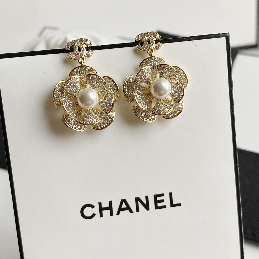 TOP CHANEL Flower CC Earrings - Gold