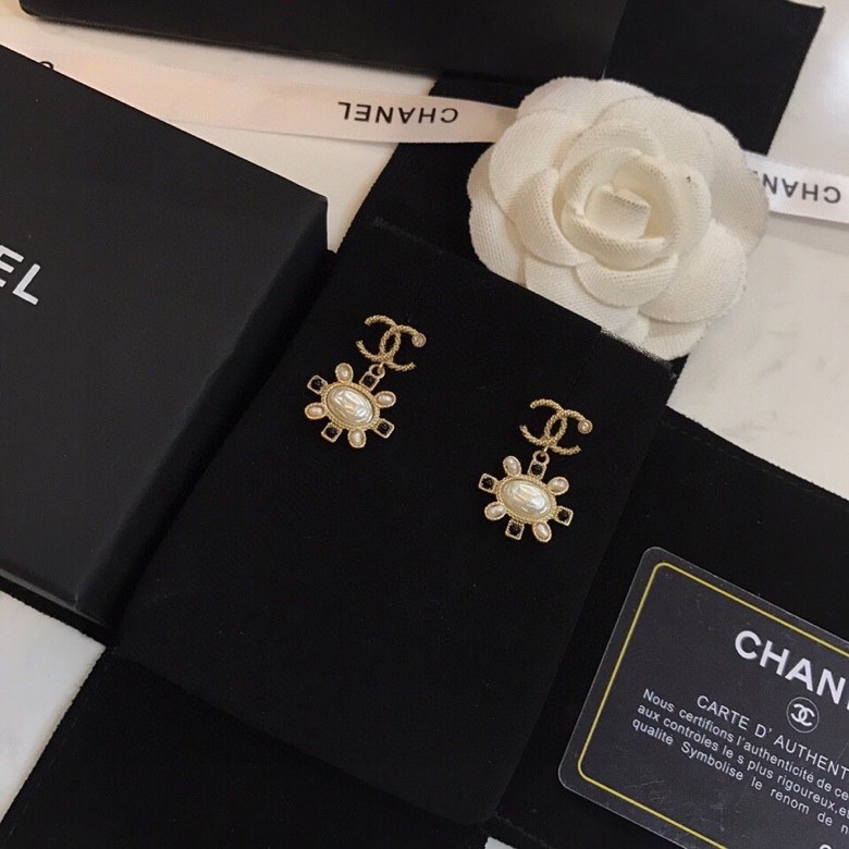 TOP CHANEL Double C Pearl Earrings