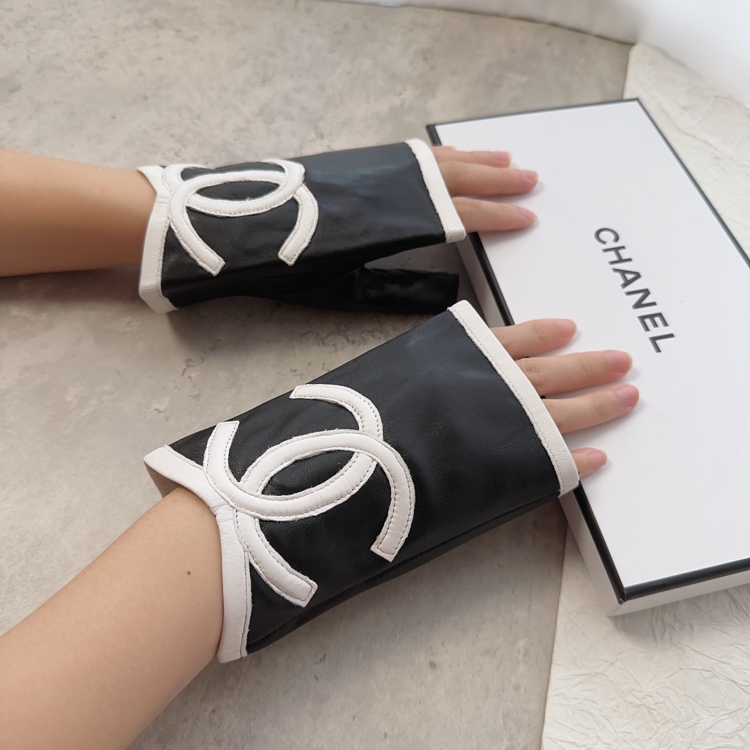 TOP CHANEL  Imported lambskin Women's Gloves - Black& White