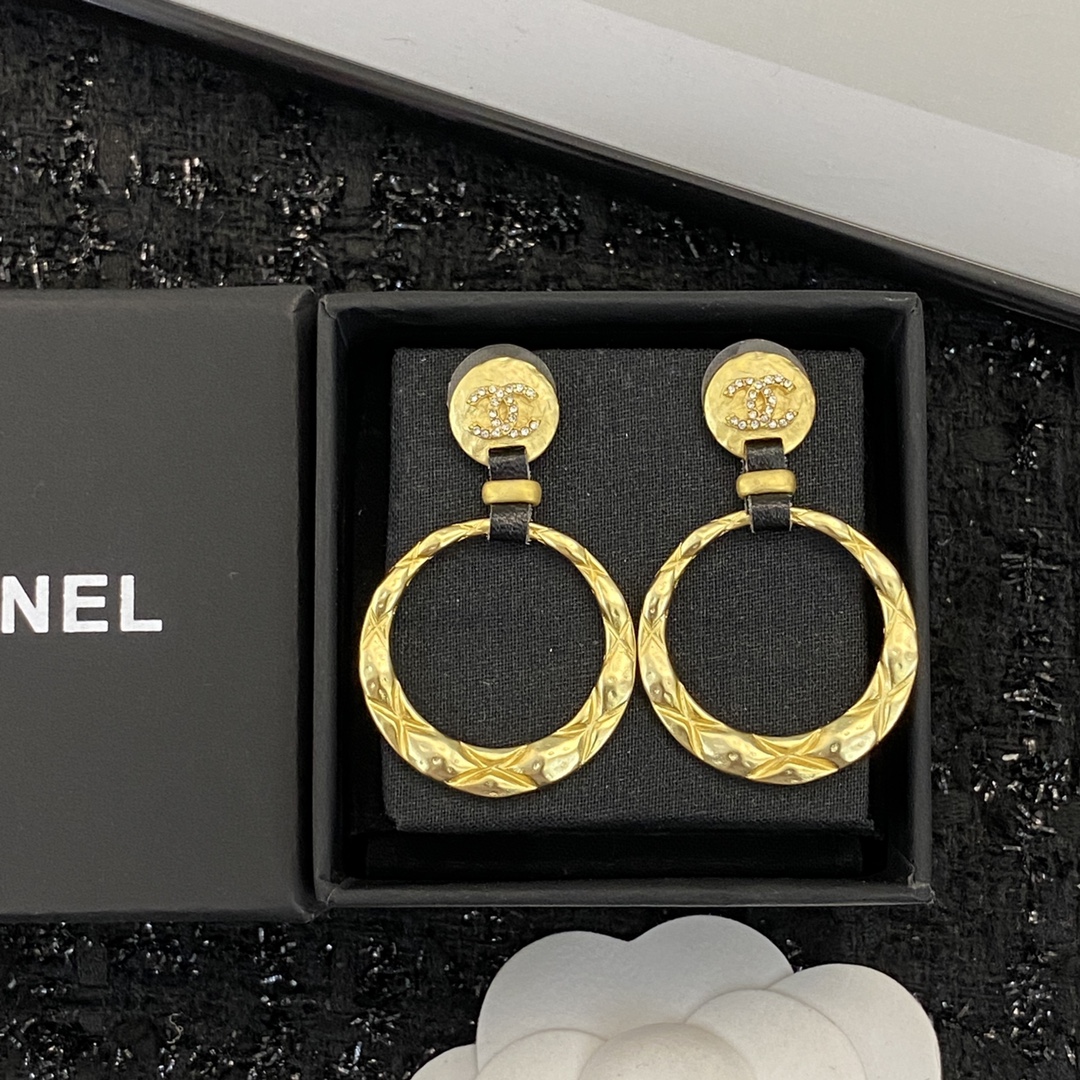 TOP CHANEL Earrings