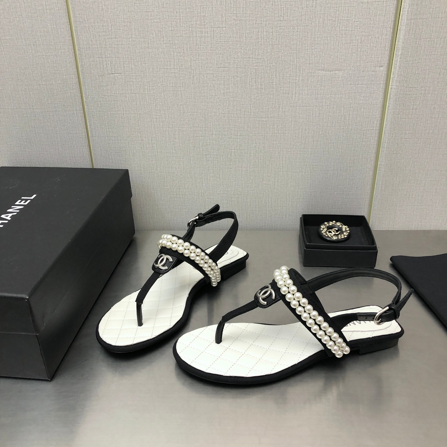 TOP CHANEL Flip Sandals with Pearl - 3 Color