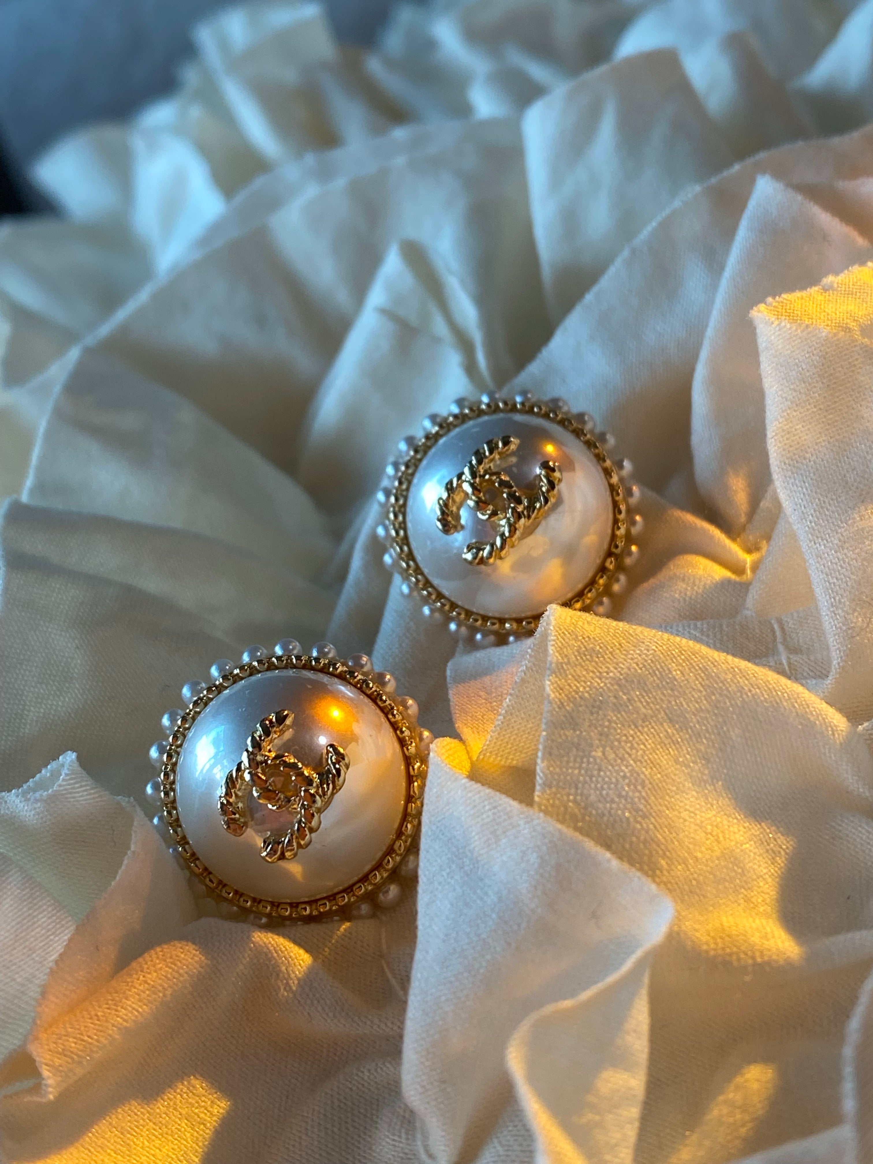 TOP CHANEL Stud Pearl Earrings