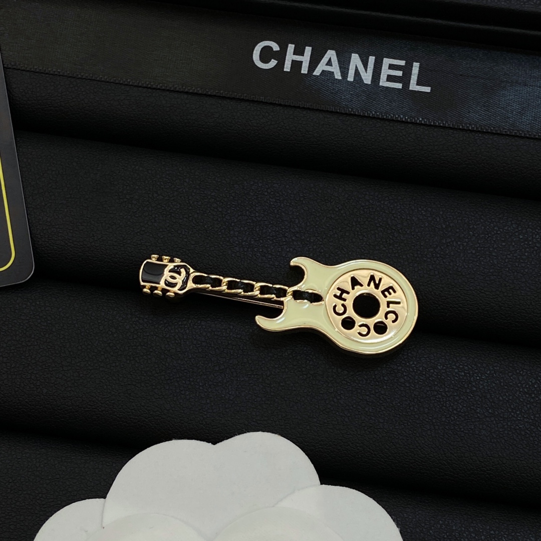 TOP CHANEL Guitar Brooch