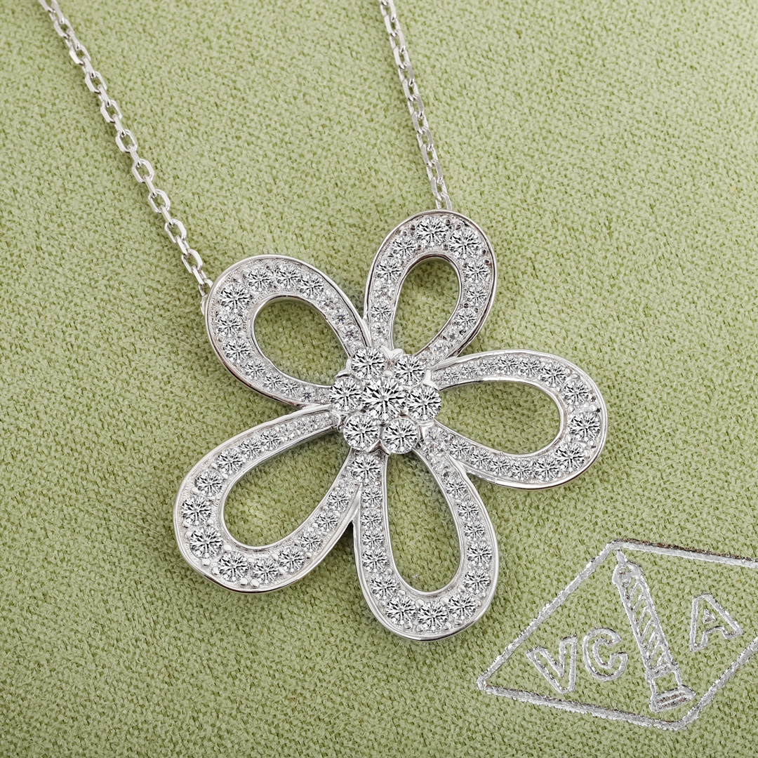 TOP Van Cleef & Arpels  Sweet Alhambra  Pendant Necklace