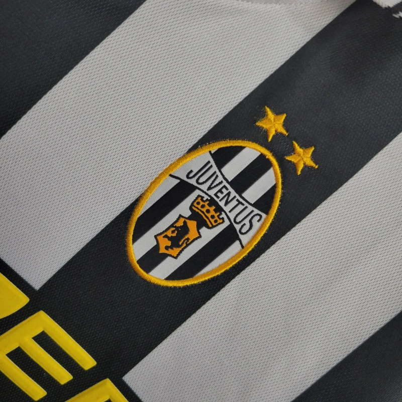 2001/2002 Retro Juventus Home Football Shirt