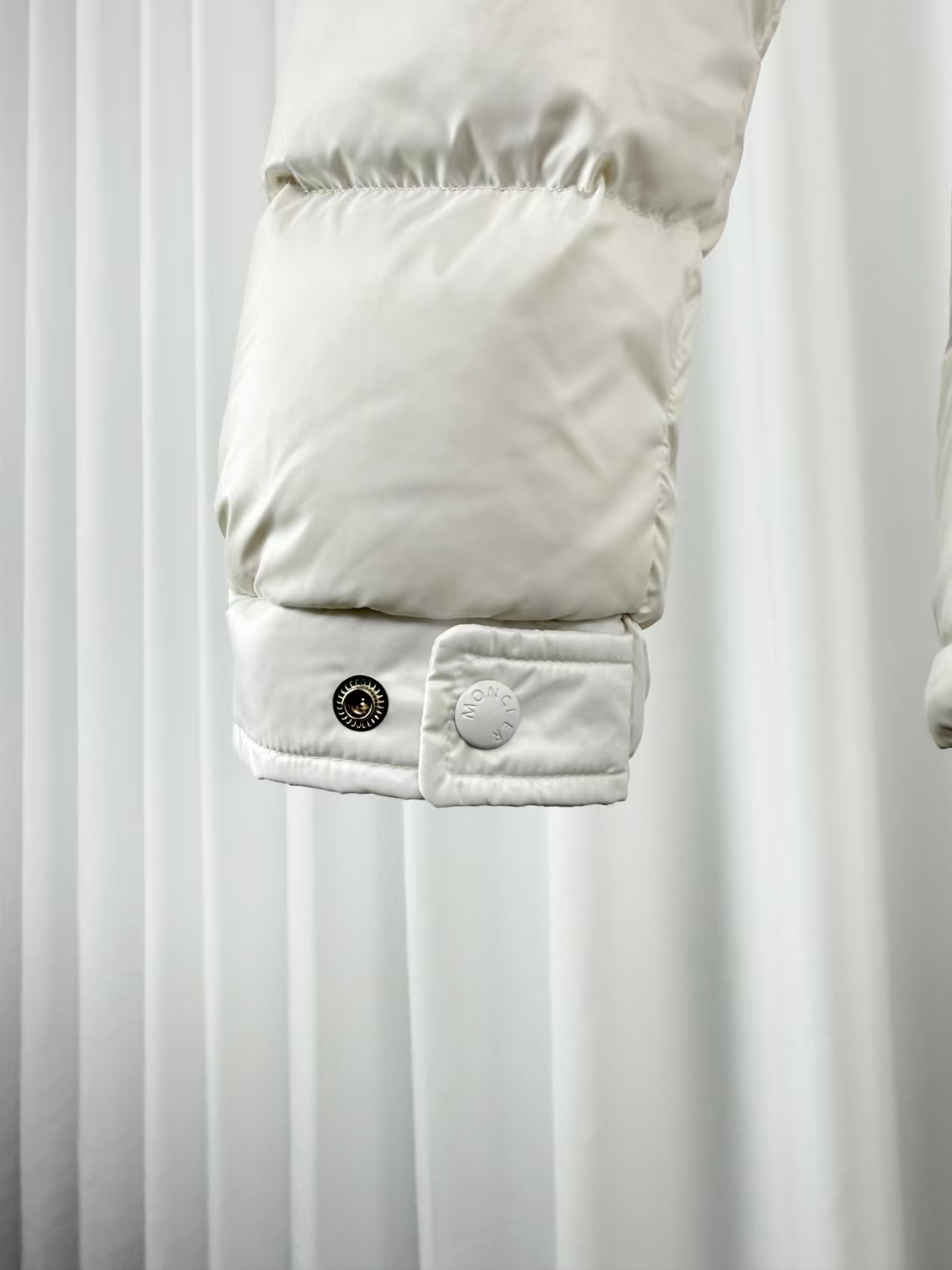 Moncler Maya White Cropped Down Jacket – Windproof & Insulated