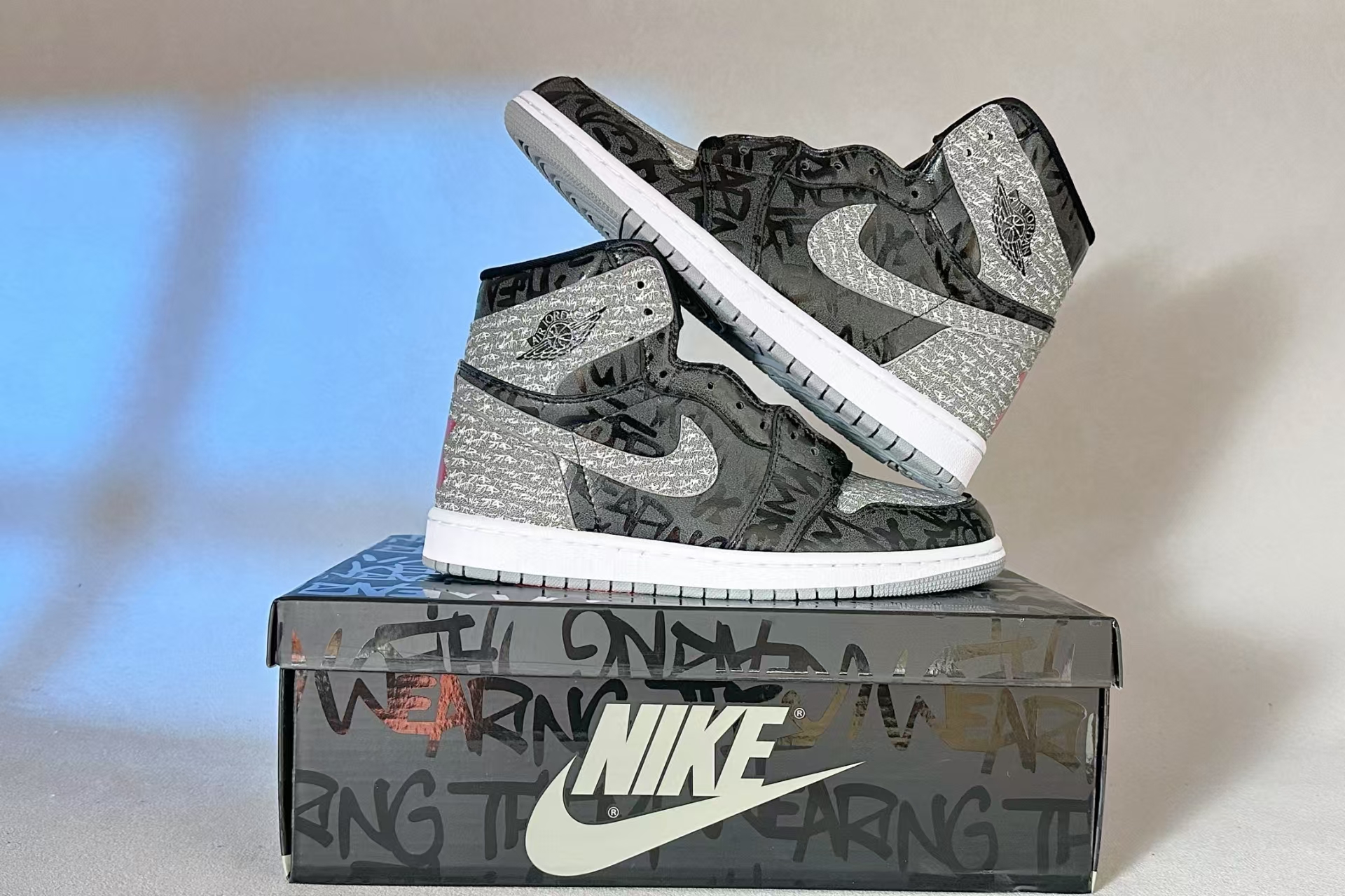 Air Jordan 1 High OG in Black/Charcoal Grey – Understated Retro Basketball Shoes