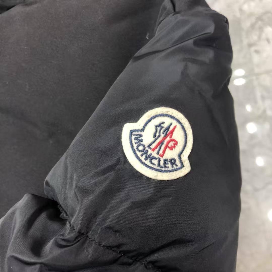 Moncler P410 Black Puffer with White Logo Embroidery – Urban Luxury