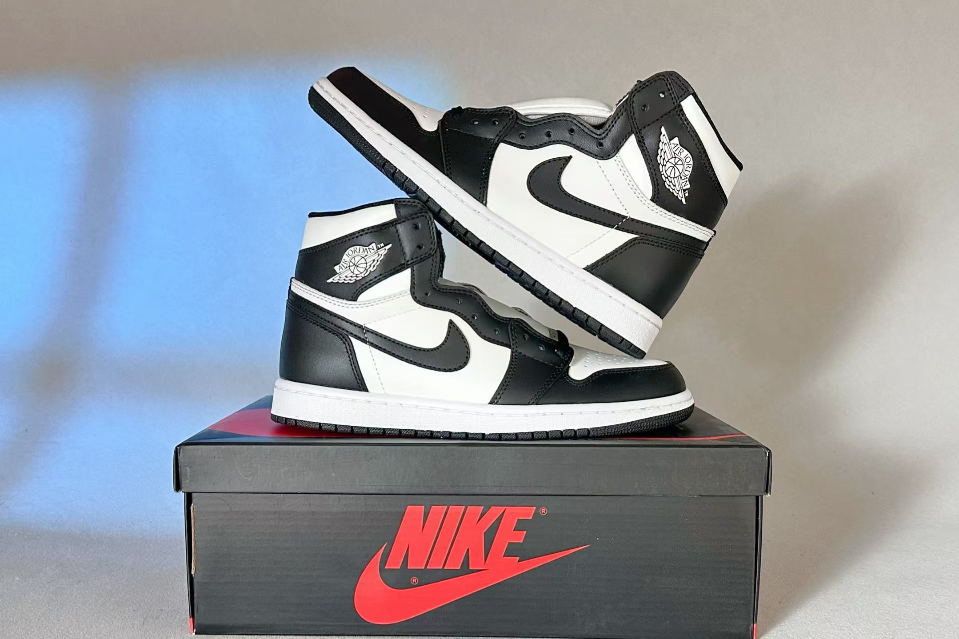 Air Jordan 1 High OG in Black/White – Timeless Monochrome Retro Sneakers