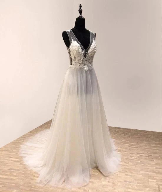 Impressive V-neck Sleeveless Sweep Train Tulle Wedding Dress with Appliques