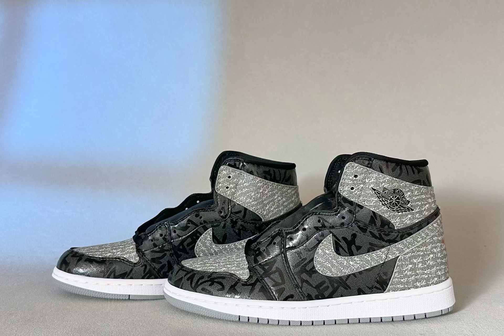 Air Jordan 1 High OG in Black/Charcoal Grey – Understated Retro Basketball Shoes