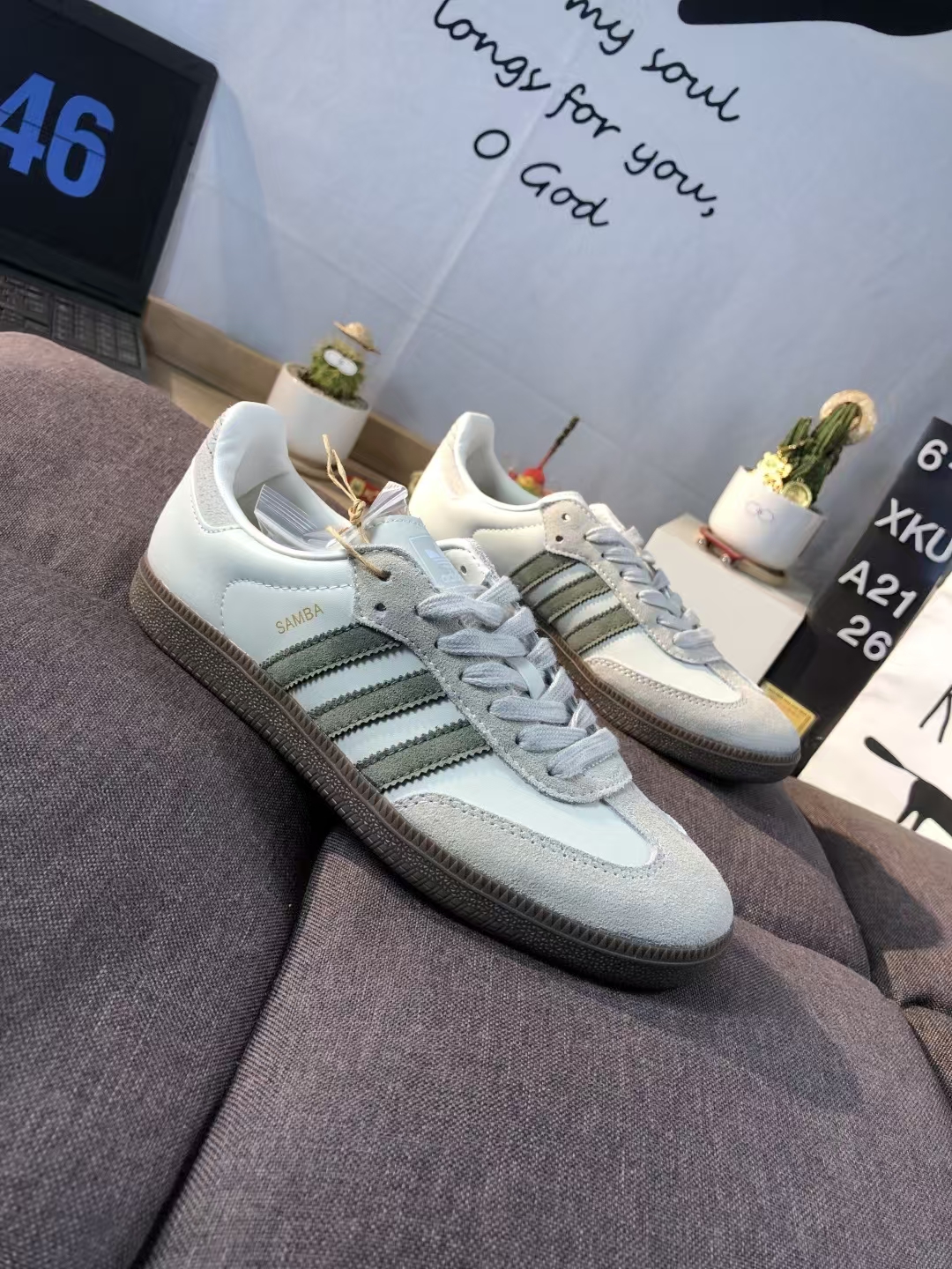 adidas Originals Samba – White & Light Grey Low-Top Casual Sneakers