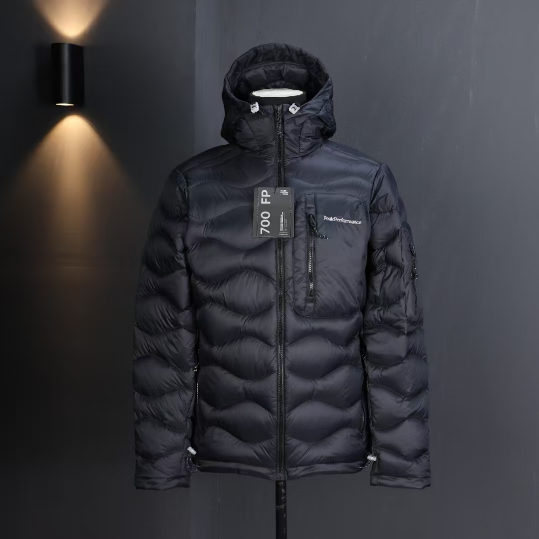 PEAK PERFORMANCE Pure Black Lightweight Insulated Top – Warm Without Bulk