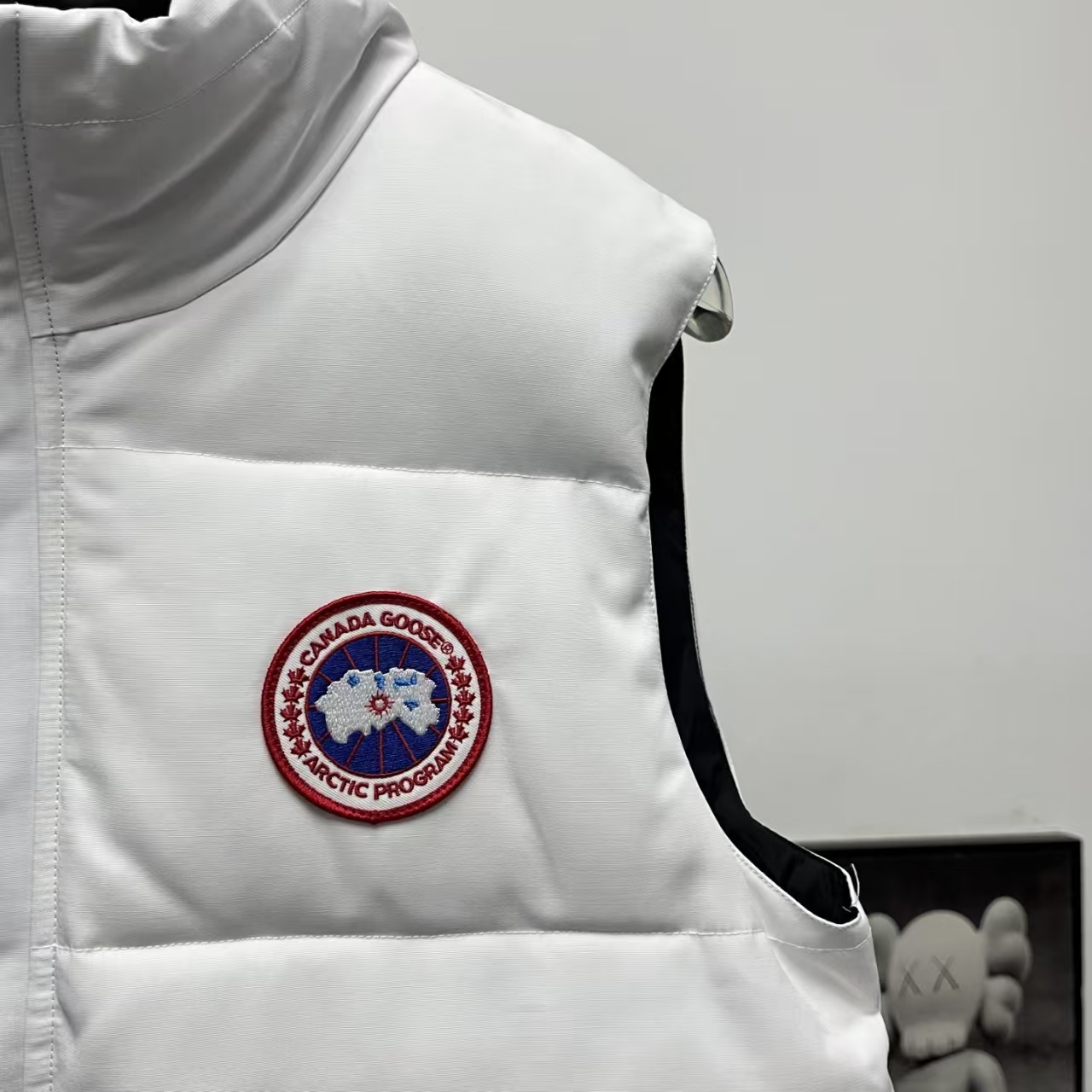 Canada Goose GARSON White Down Vest with Red Label – Stand Collar & Diagonal Pockets