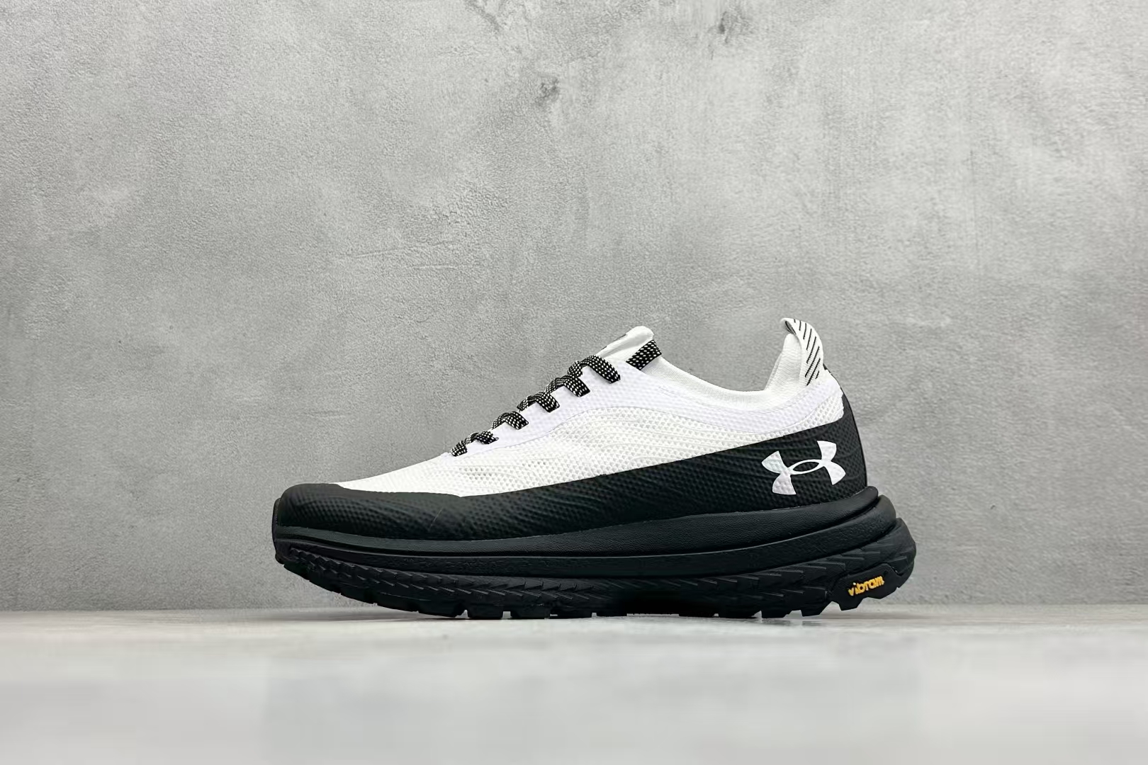 Under Armour HOVR ColdGear Reactor CT in Black & White – Breathable Casual Running Shoes