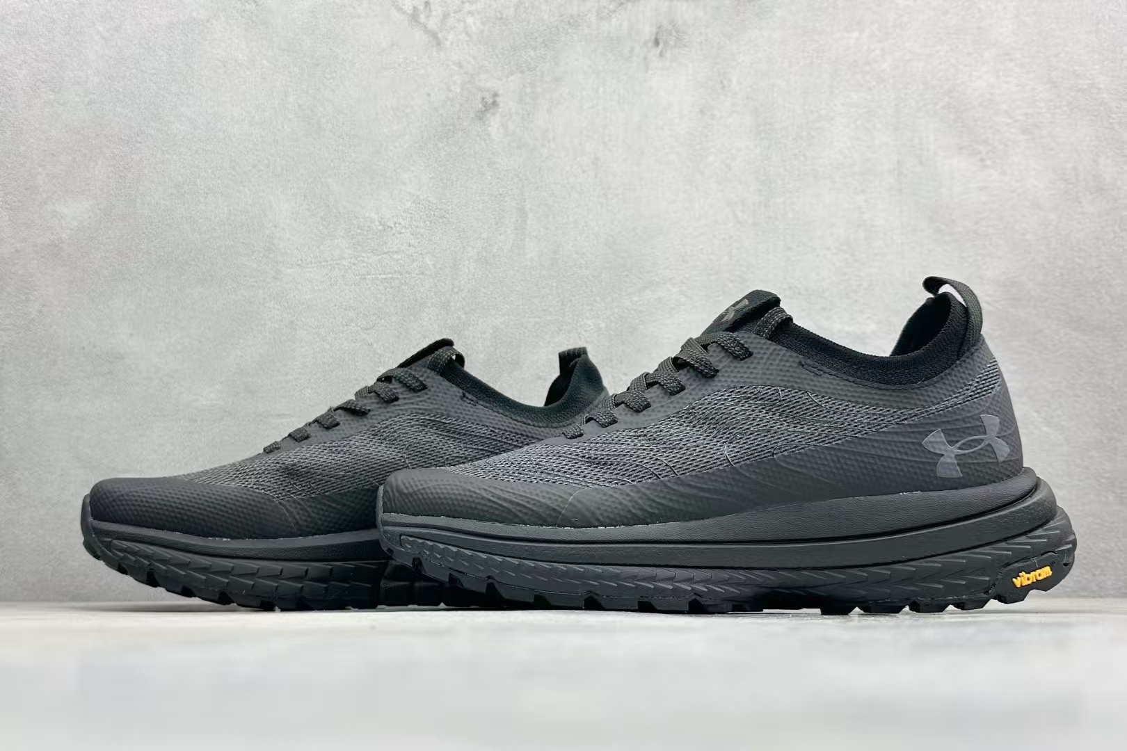 Under Armour HOVR ColdGear Reactor CT in Pure Black – Breathable Casual Running Shoes