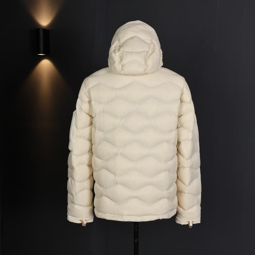 PEAK PERFORMANCE White Lightweight Insulated Top – Warm Without Bulk