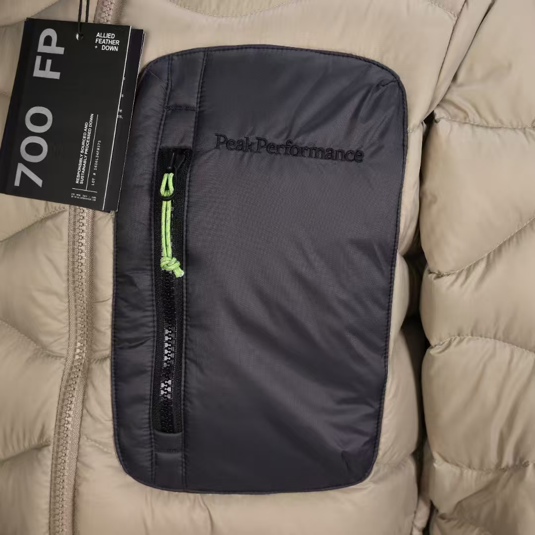 PEAK PERFORMANCE Light Khaki Green Insulated Top, Lightweight Warmth, Water-Resistant