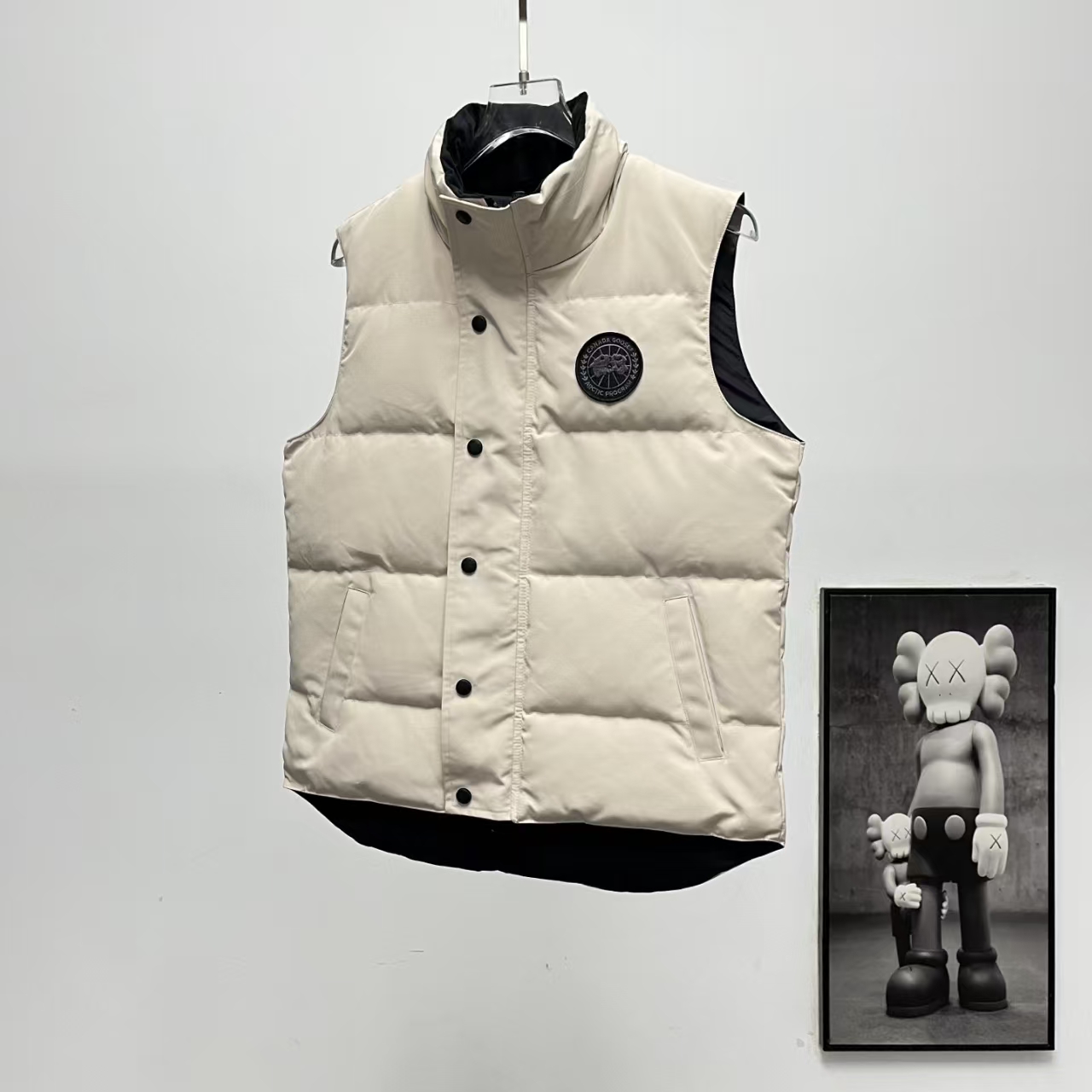 Canada Goose GARSON Beige Down Vest with Black Label – Stand Collar & Diagonal Pockets