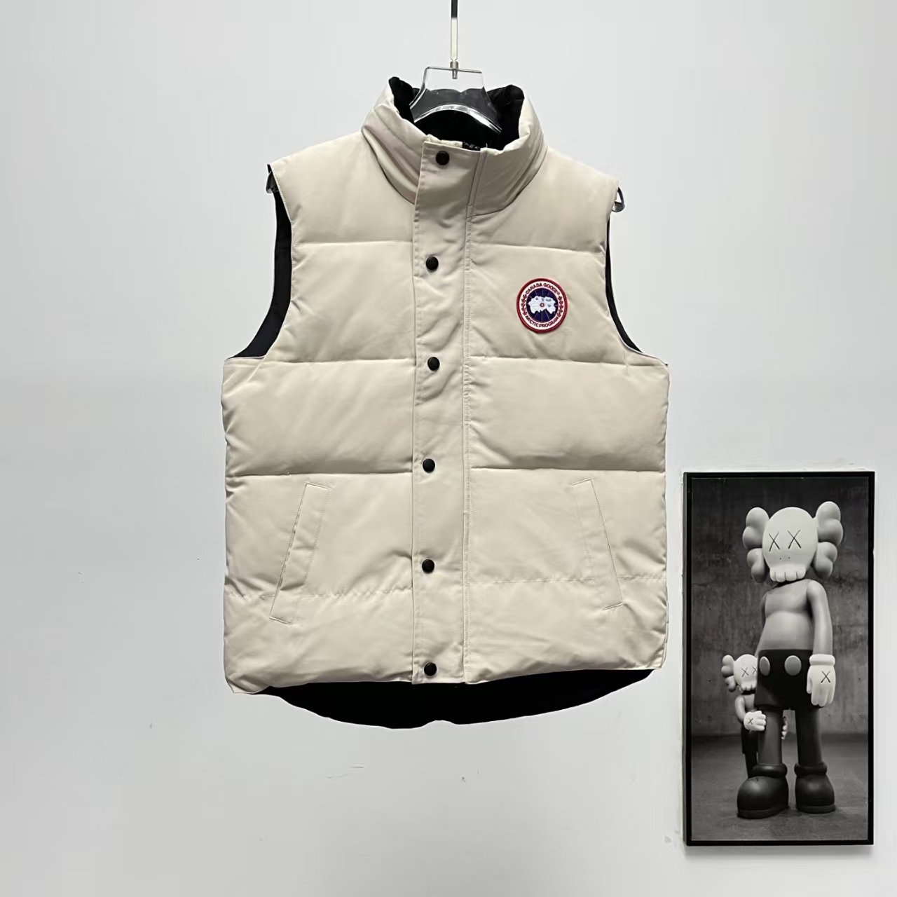 Canada Goose GARSON Beige Down Vest with Red Label – Stand Collar & Diagonal Pockets