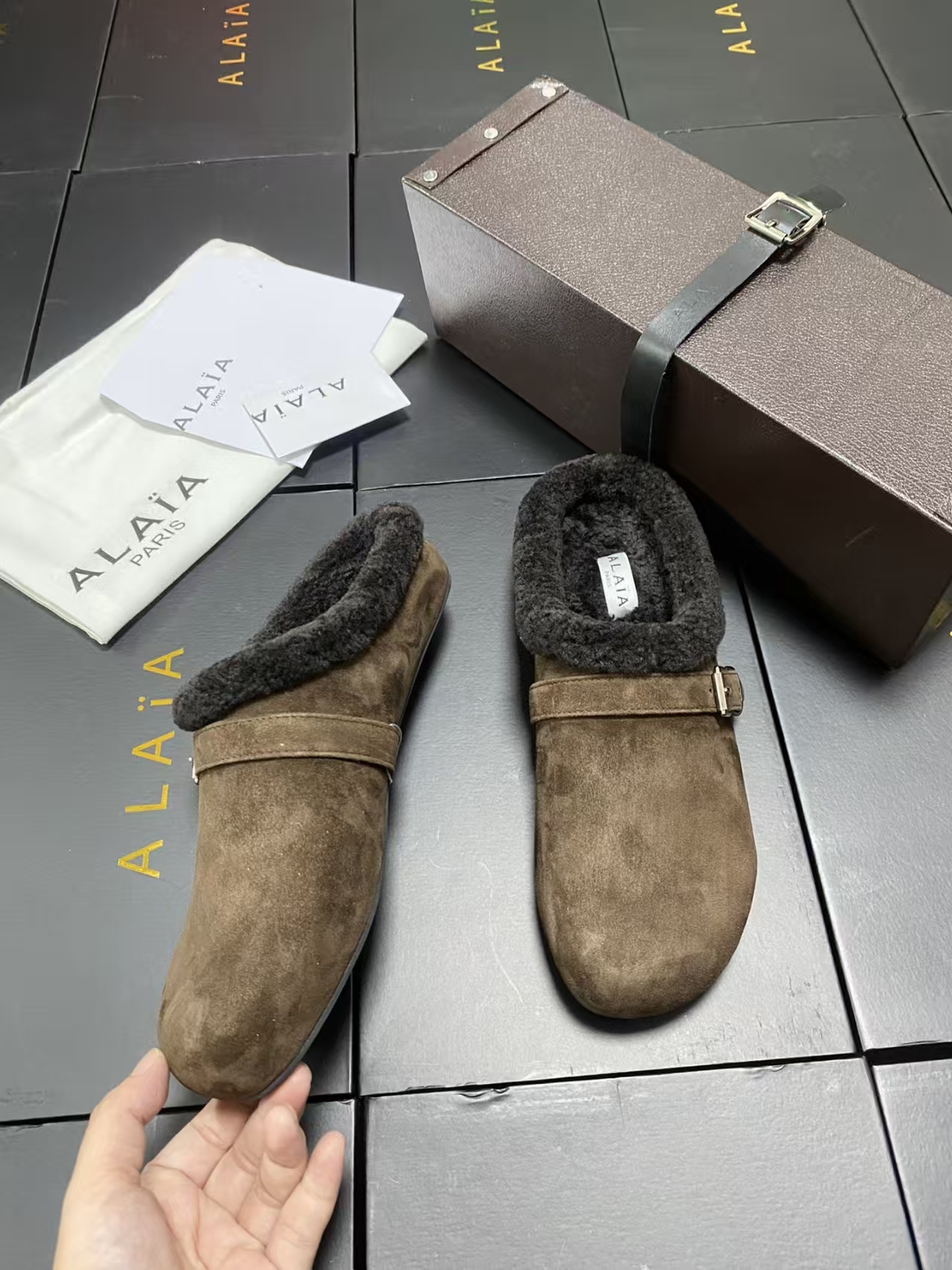 Alaïa Espresso Shearling-Lined Flat Slide | Cocooning Leather Slipper