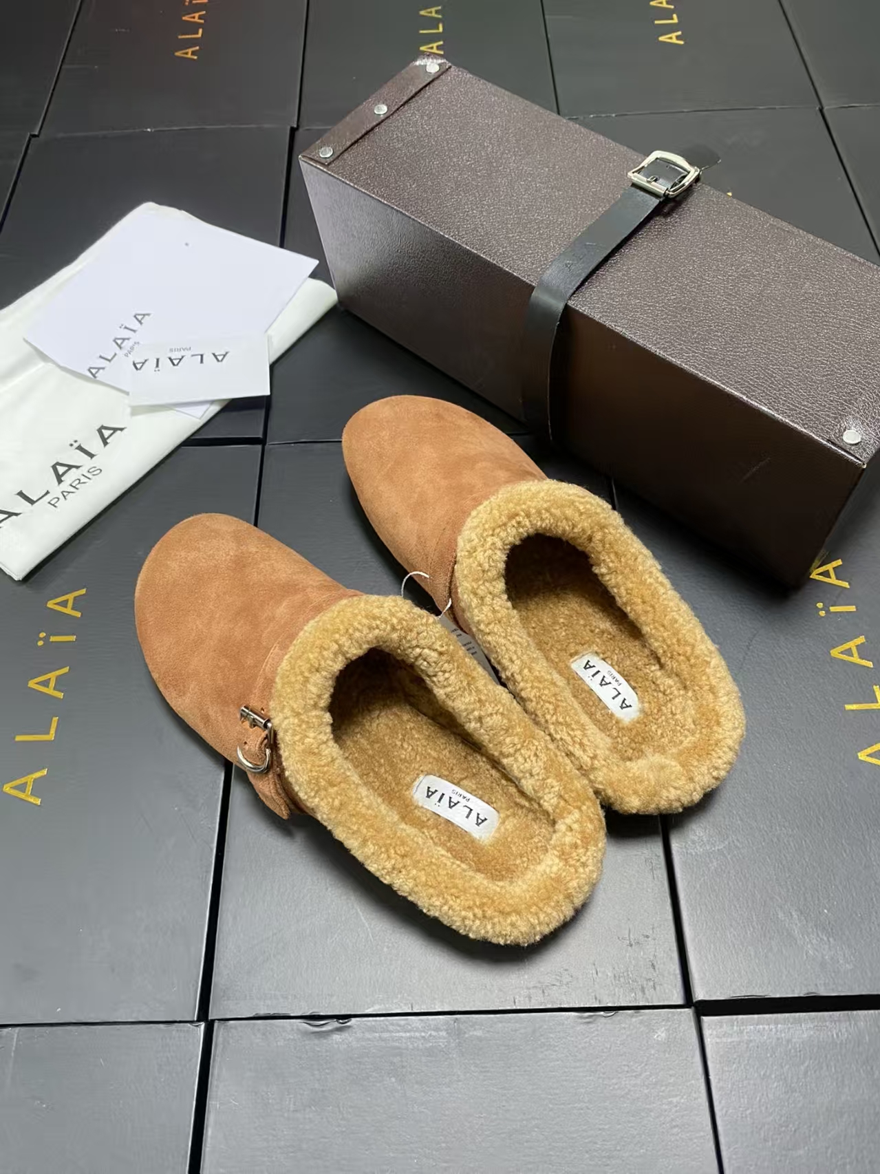 Alaïa Khaki Shearling-Lined Flat Slide | Tailored Leather Slipper