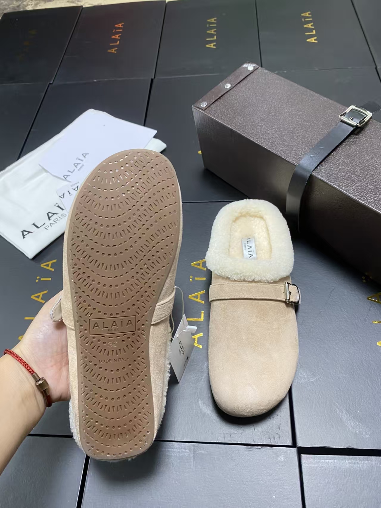 Alaïa Beige Shearling-Lined Flat Slide | Plush Leather Slipper