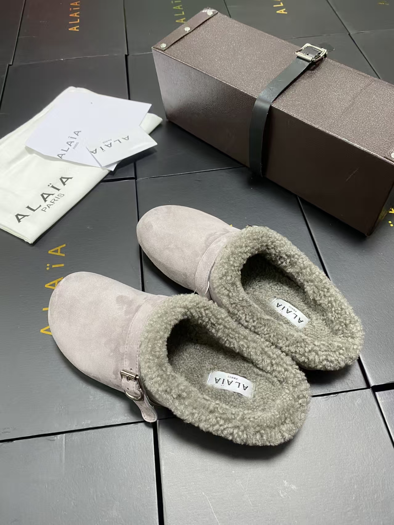 Alaïa Light Grey Shearling-Lined Flat Slide | Cloud-Loft Leather Slipper