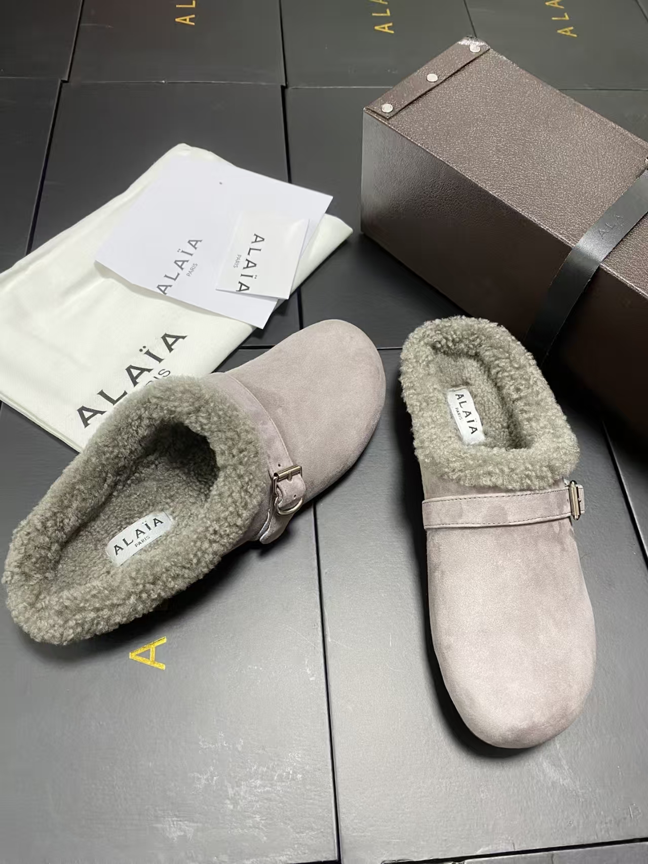 Alaïa Light Grey Shearling-Lined Flat Slide | Cloud-Loft Leather Slipper