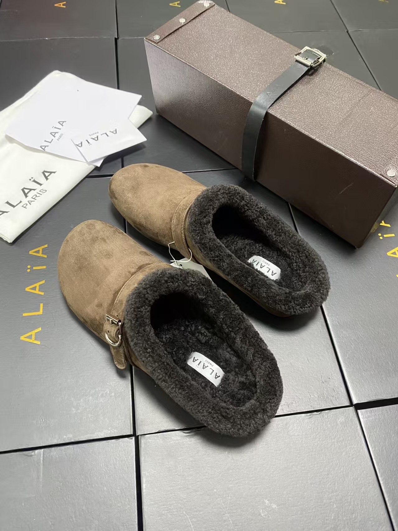 Alaïa Espresso Shearling-Lined Flat Slide | Cocooning Leather Slipper
