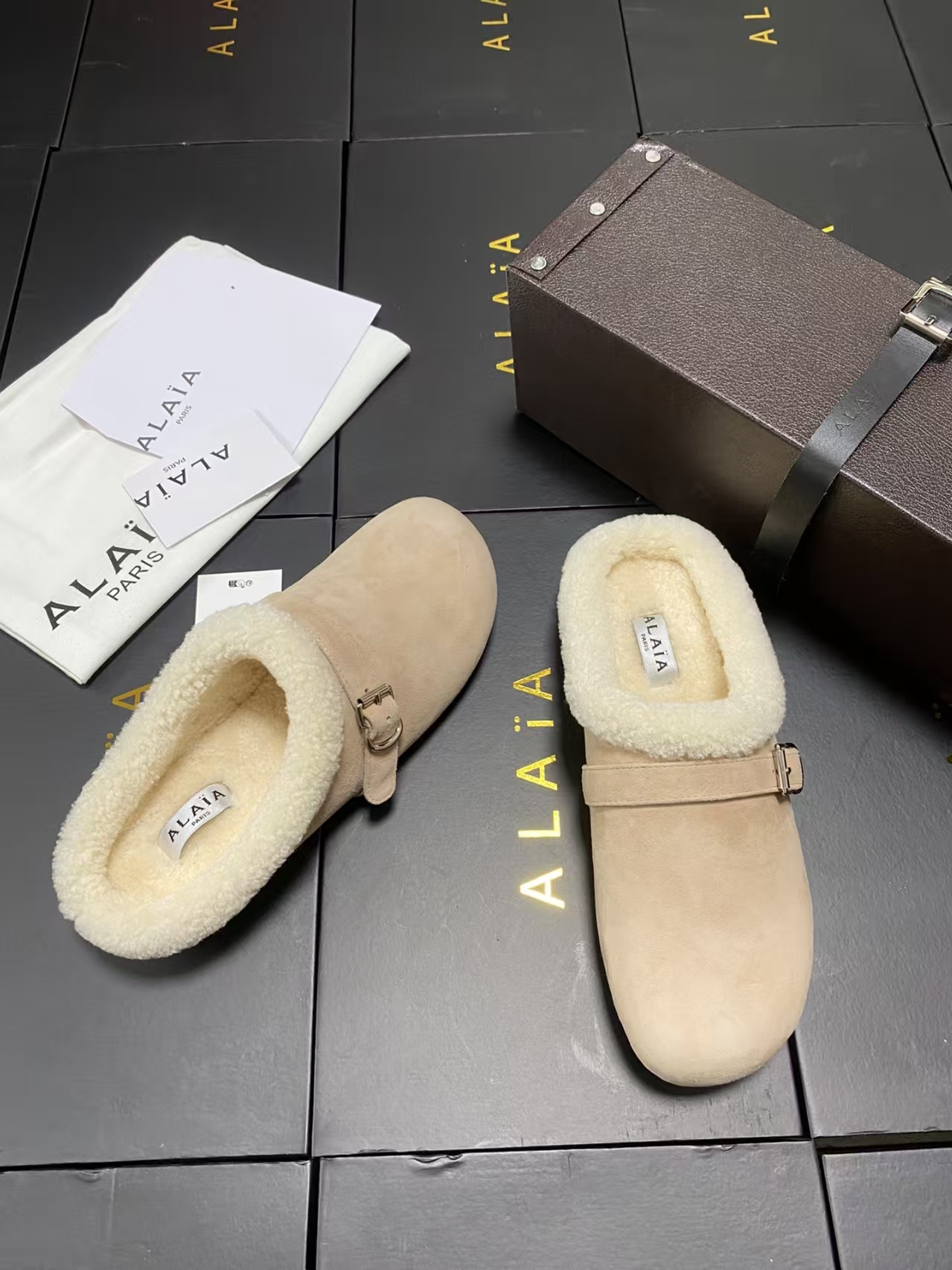 Alaïa Beige Shearling-Lined Flat Slide | Plush Leather Slipper