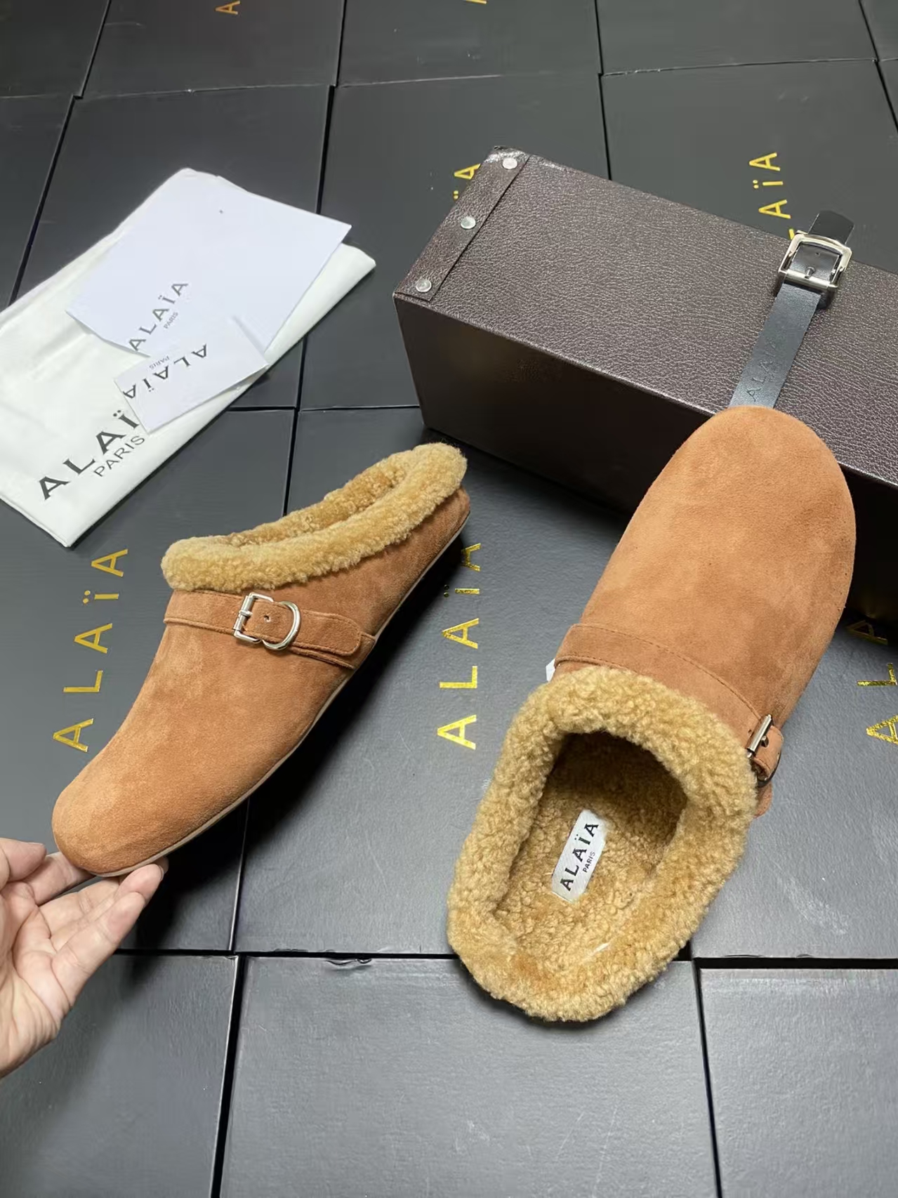 Alaïa Khaki Shearling-Lined Flat Slide | Tailored Leather Slipper