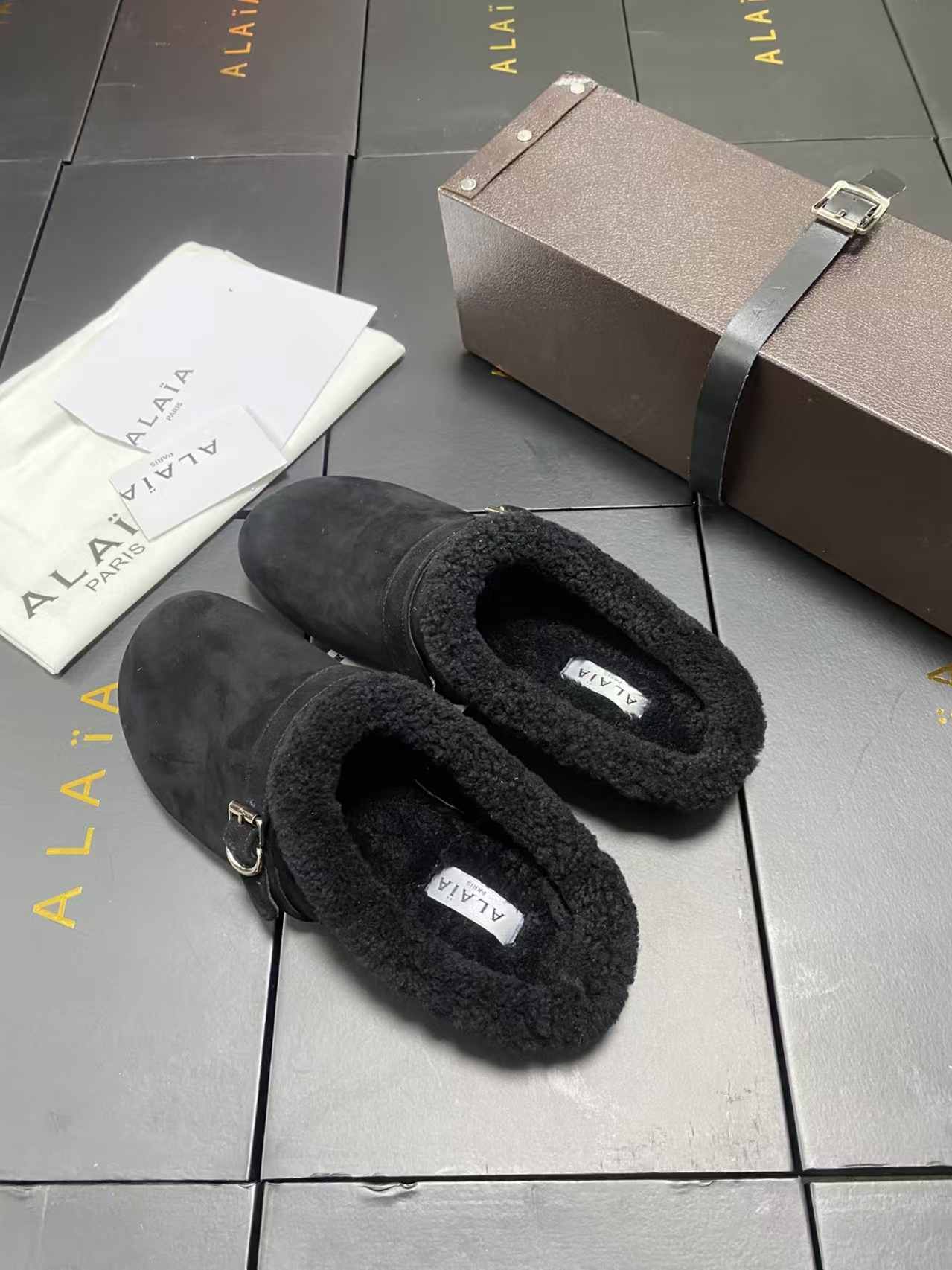 Alaïa Black Shearling-Lined Flat Slide | Luxe Leather Slipper