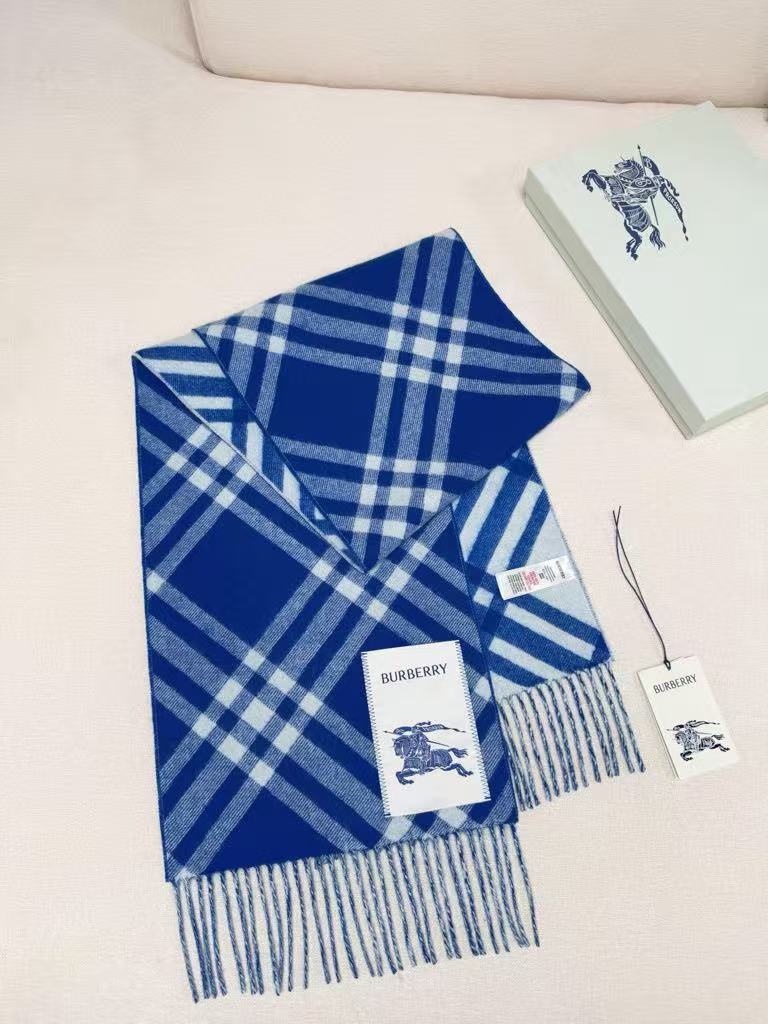 Luxurious cashmere scarf - The iconic check pattern of the Burberry brand, in Knight Blue color.