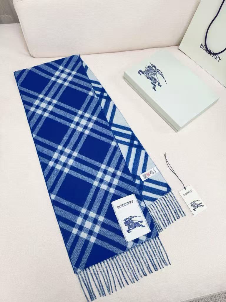 Luxurious cashmere scarf - The iconic check pattern of the Burberry brand, in Knight Blue color.