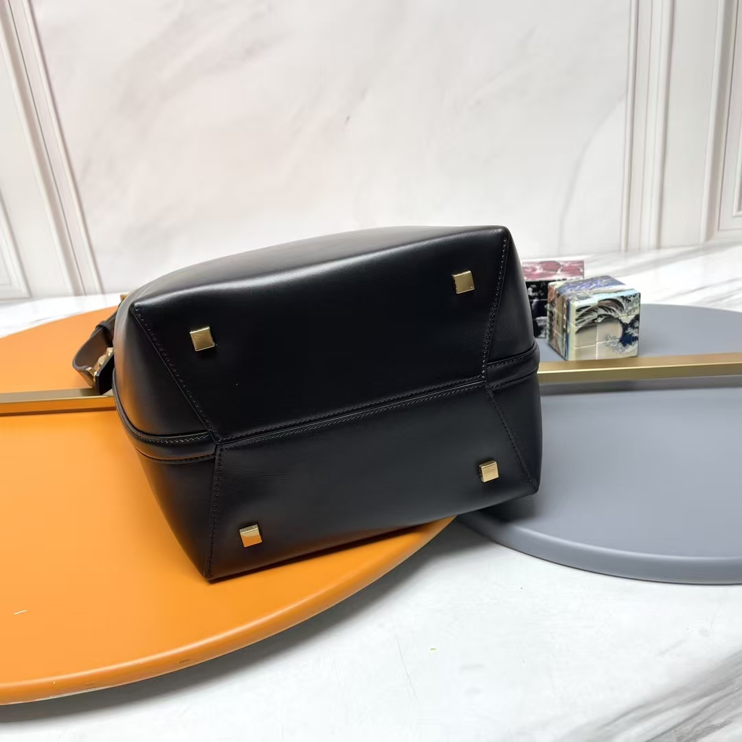 YSL LE 5À7 Bucket Bag