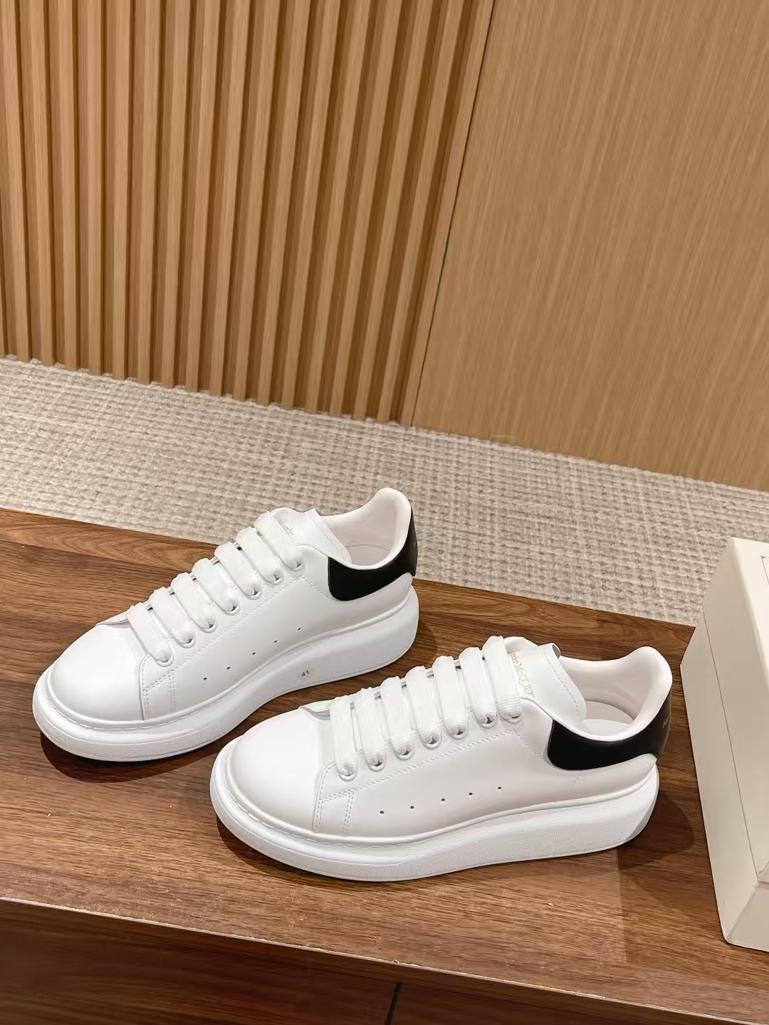 Alexander McQueen Outdoor Sneaker White & Black Leather Tail | Sport Shoe
