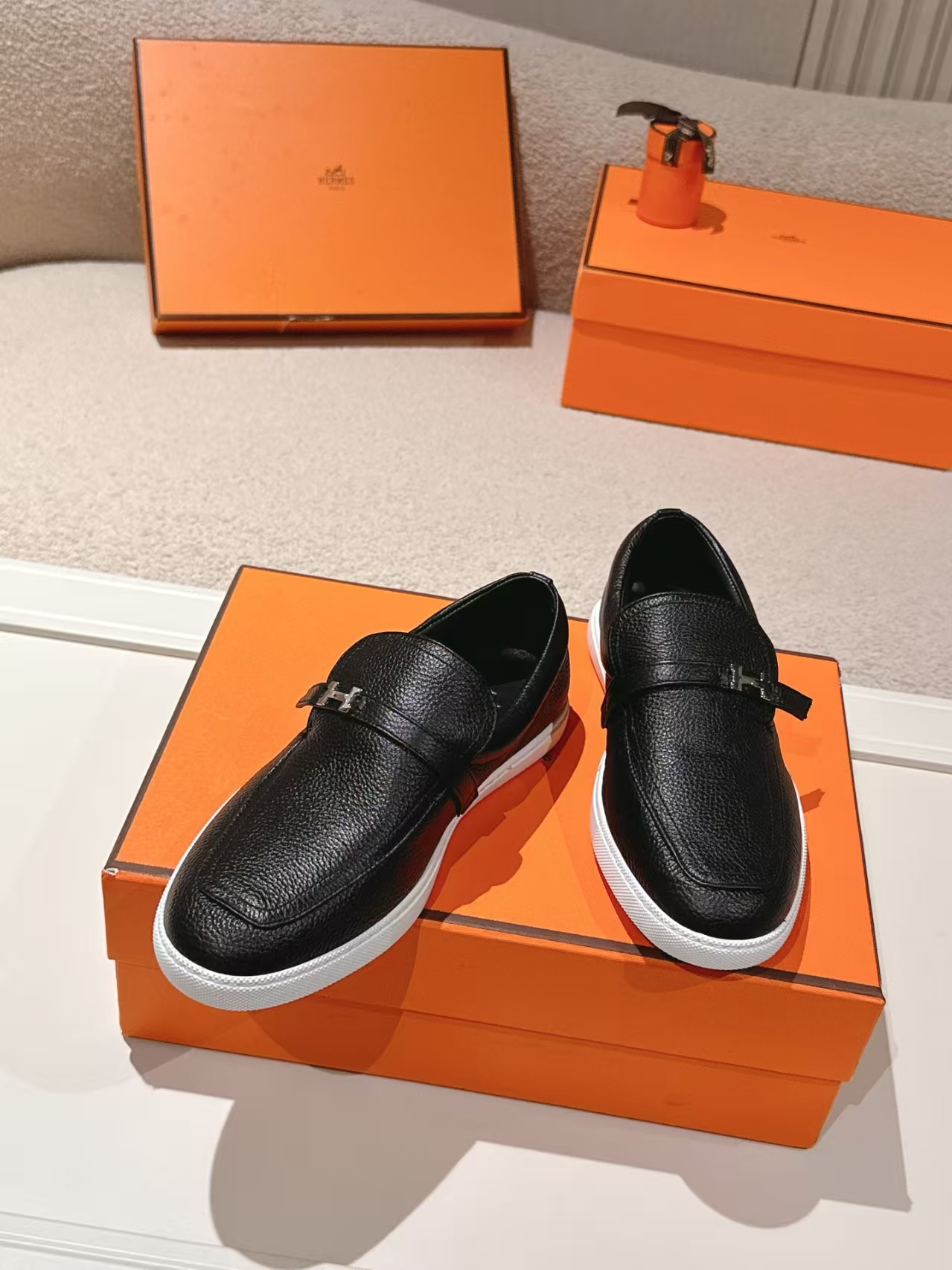 HERMÈS Fall Winter New Arrival Loafer in White & Black Leather | British Vintage Design