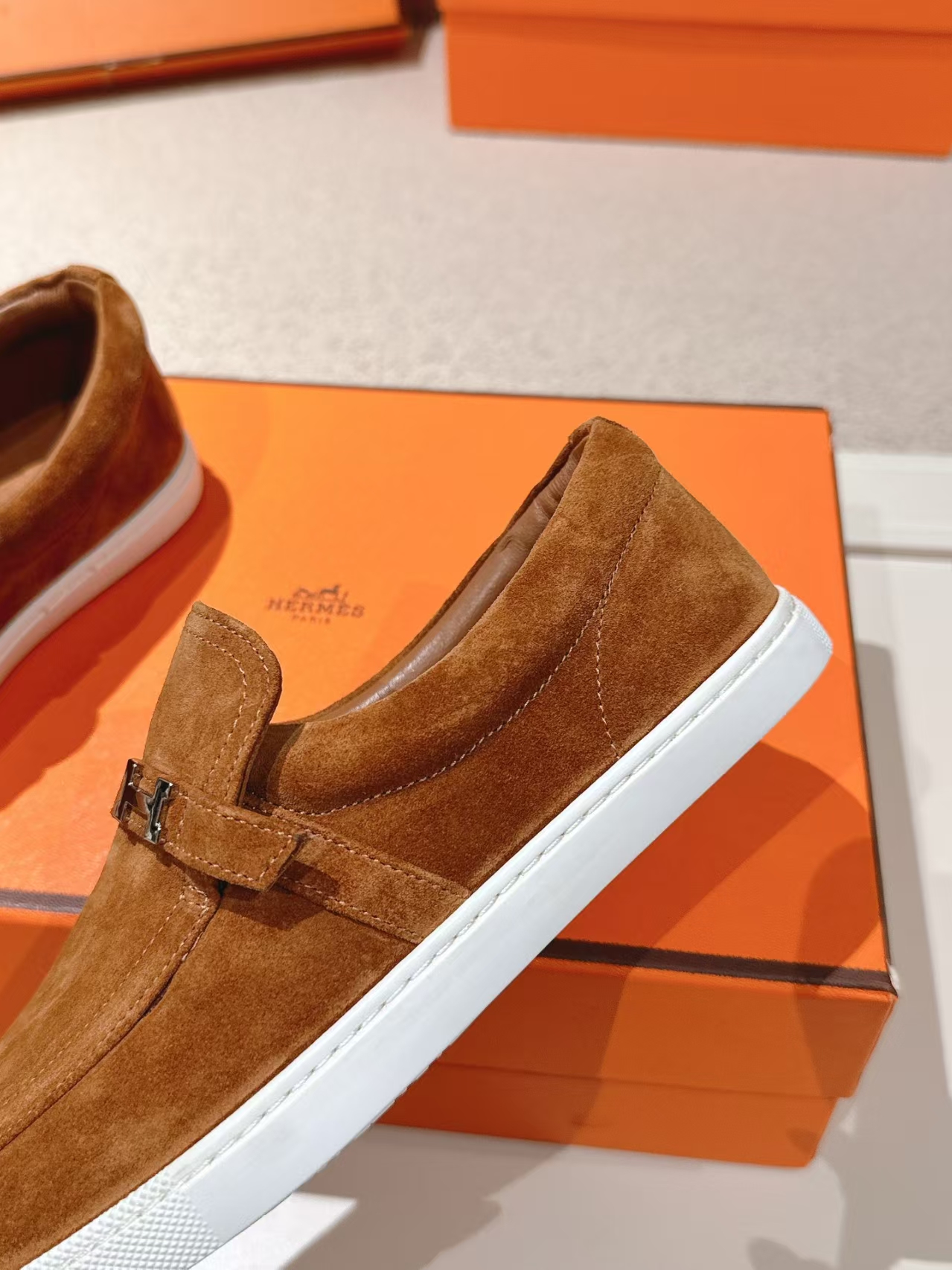 HERMÈS Fall Winter New Arrival Loafer in White & Brown | British Vintage Design