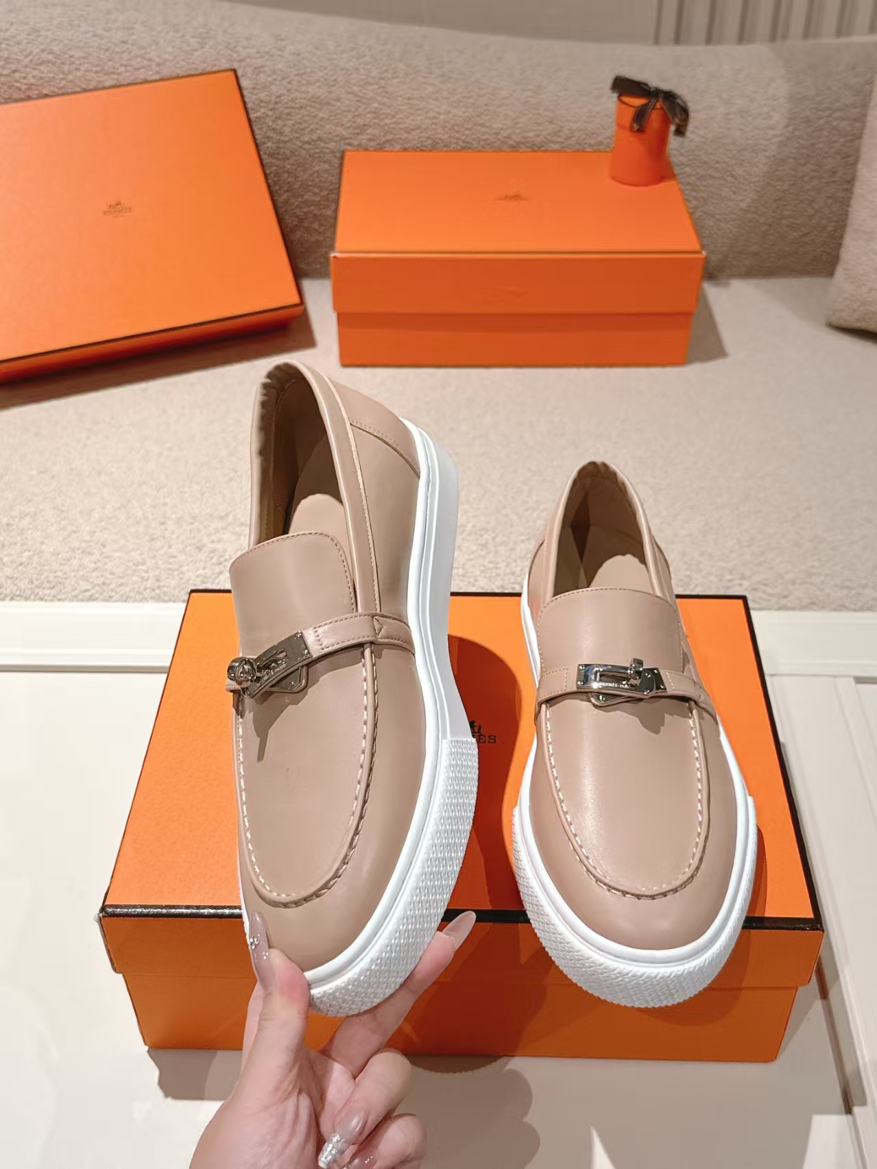 HERMÈS New Arrival Kelly Buckle Platform Loafer in White & Khaki
