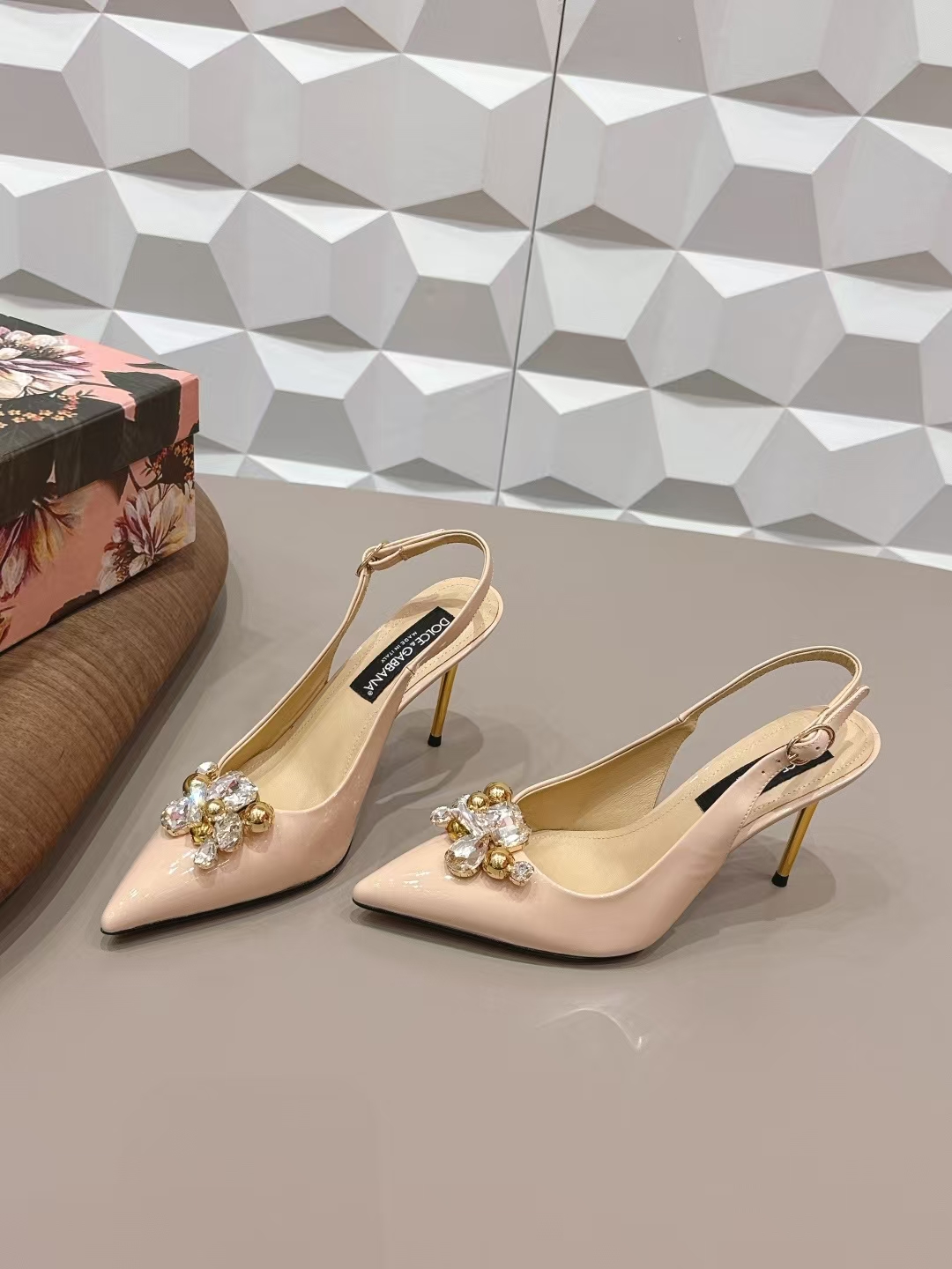 Dolce & Gabbana 9.5cm Pointed-Toe Crystal Buckle High Heel Pump in Beige