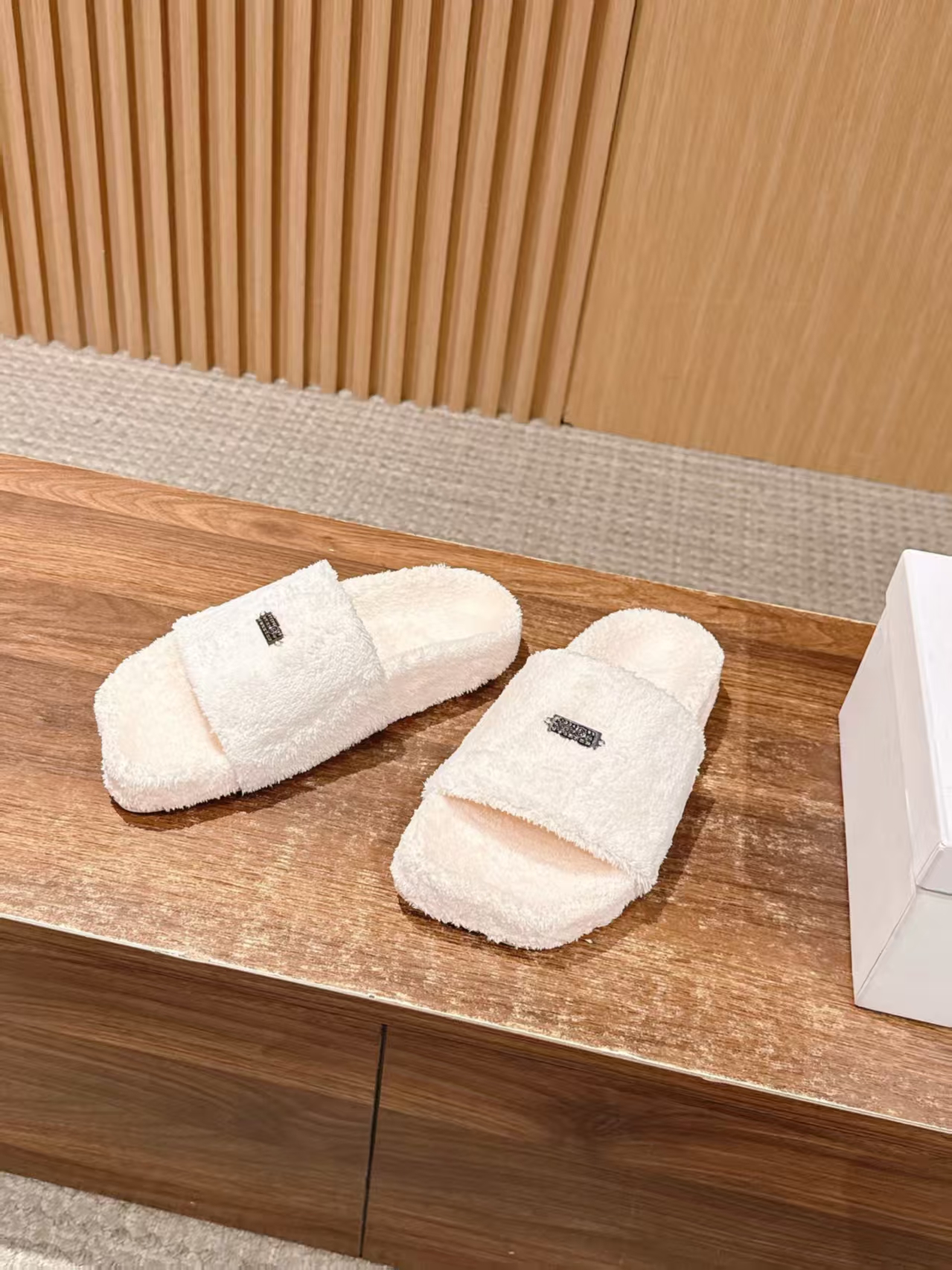 Maison Margiela New Arrival Chunky Flat-Toe Faux Fur Slipper in White