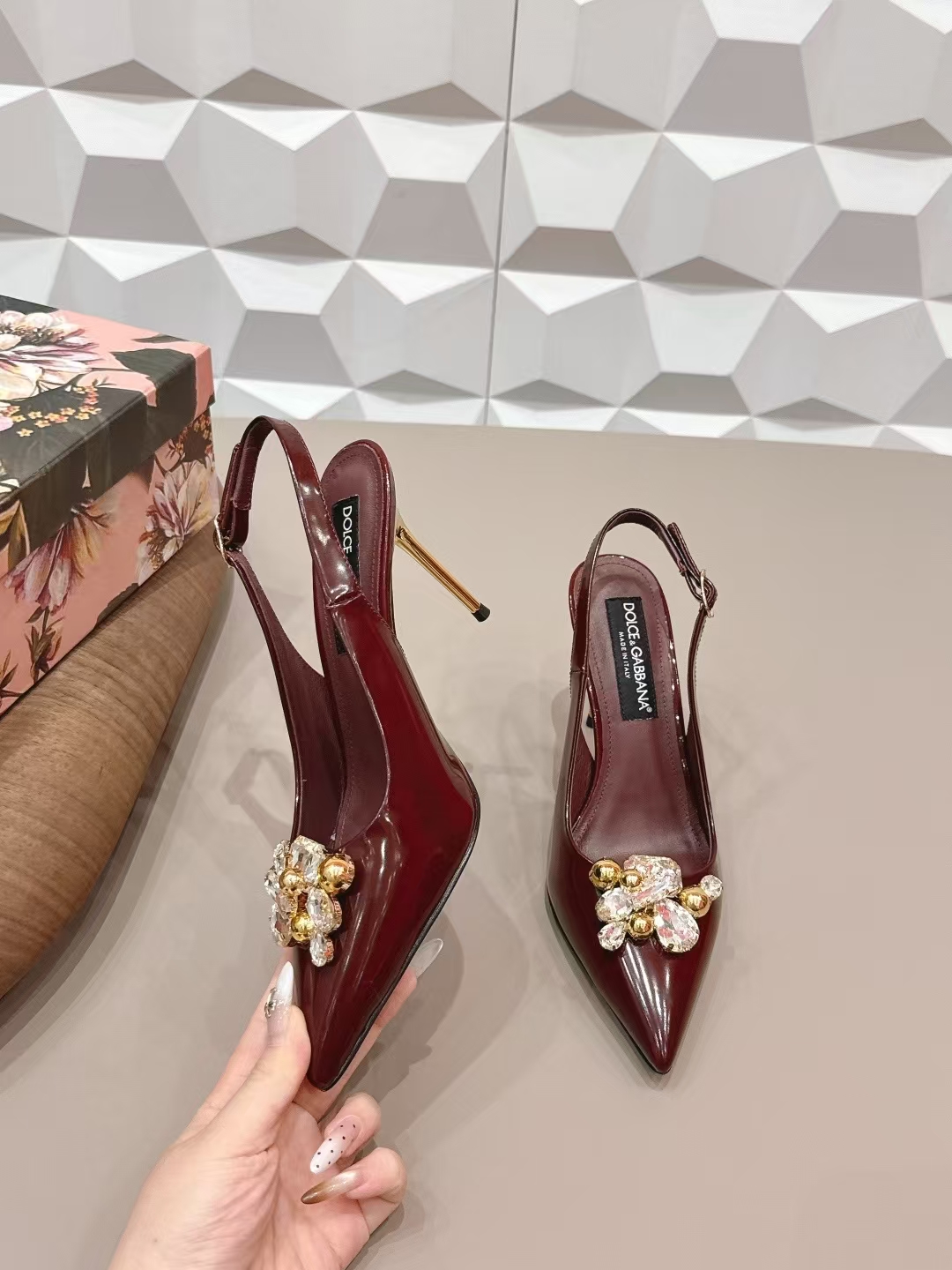 Dolce & Gabbana 9.5cm Pointed-Toe Crystal Buckle High Heel Pump