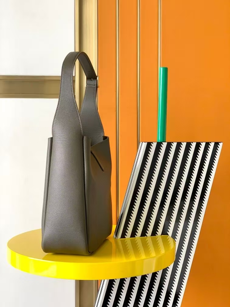 Saint Laurent Le 5 À 7 Small Grain de Poudre Leather Bag in Light Musk