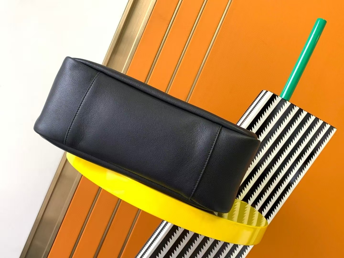 Saint Laurent Le 5 À 7 Large Grain de Poudre Leather Soft Handbag in Black