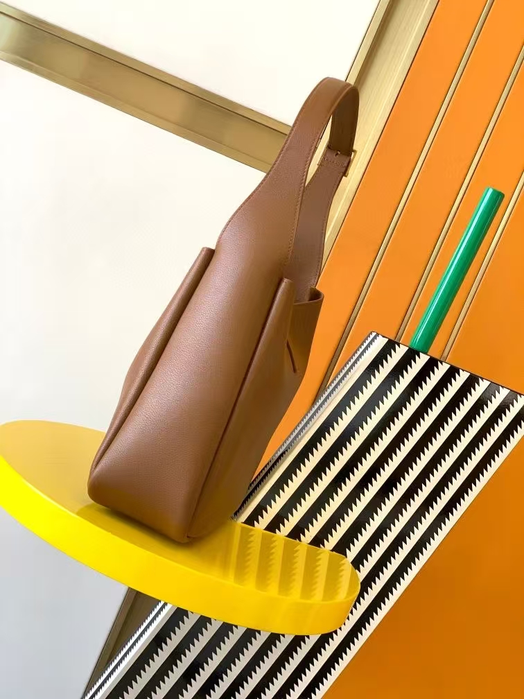 Saint Laurent Le 5 À 7 Small Grain de Poudre Leather Bag in Fox