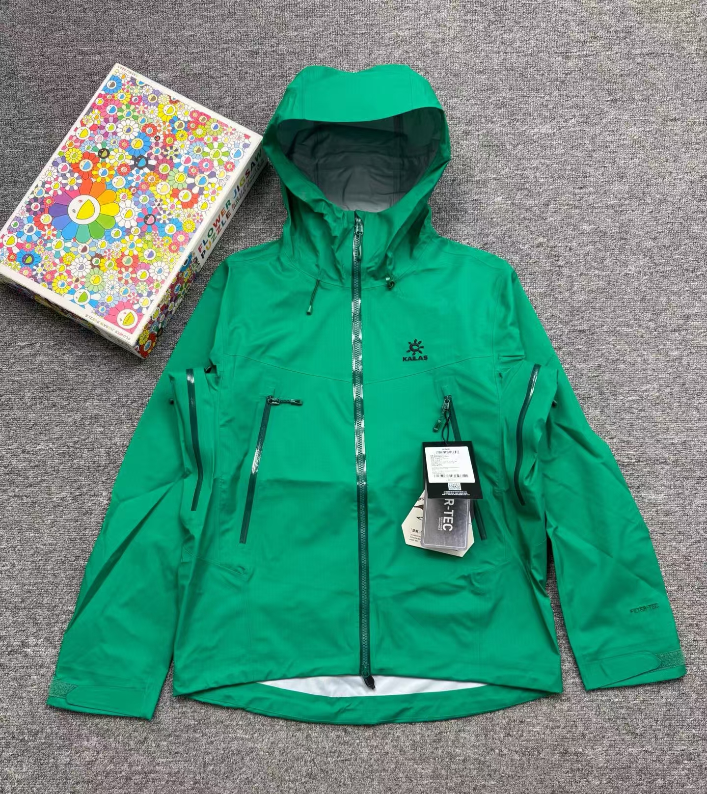 KAILAS Bogda LT Lightweight Stretch Softshell Jacket for Hiking in Moss Green