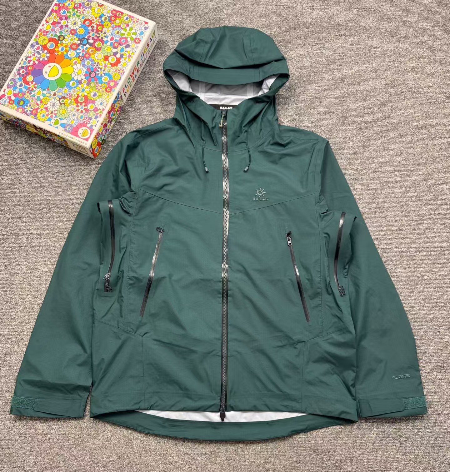 KAILAS Bogda LT Lightweight Stretch Softshell Jacket for Hiking in Forest Green