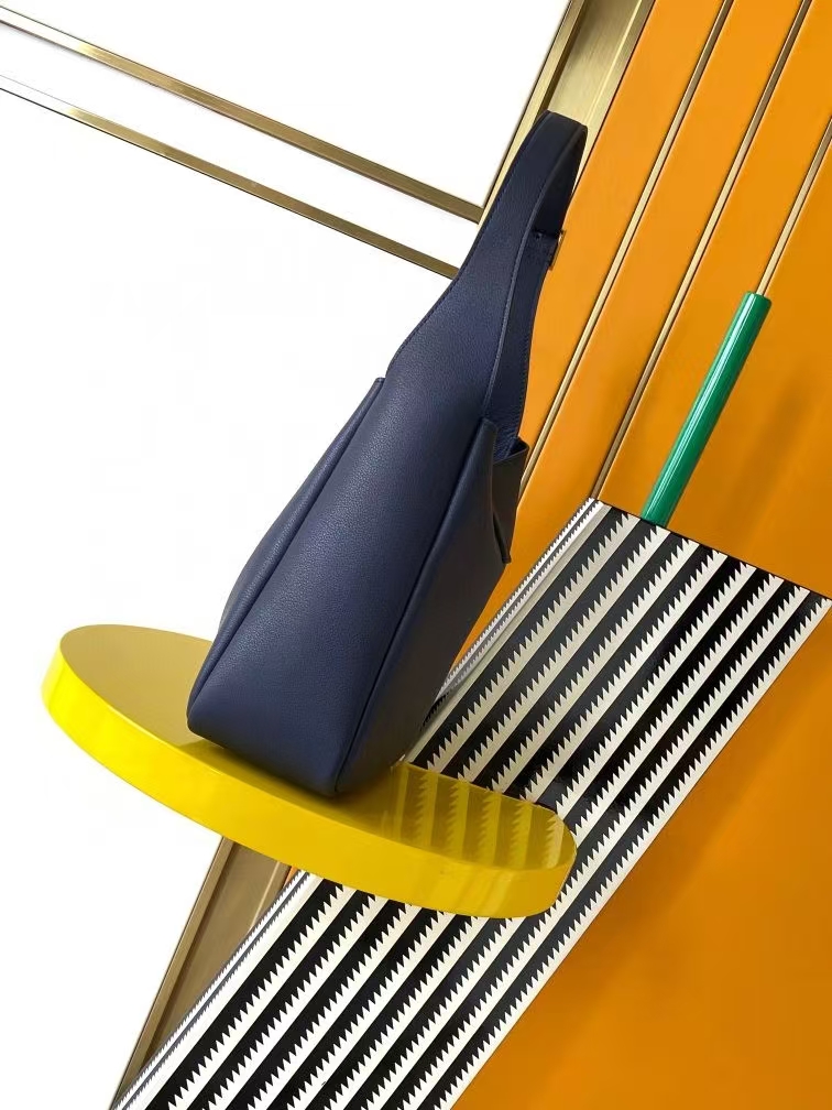 Saint Laurent Le 5 À 7 Small Grain de Poudre Leather Bag in Dark Blue